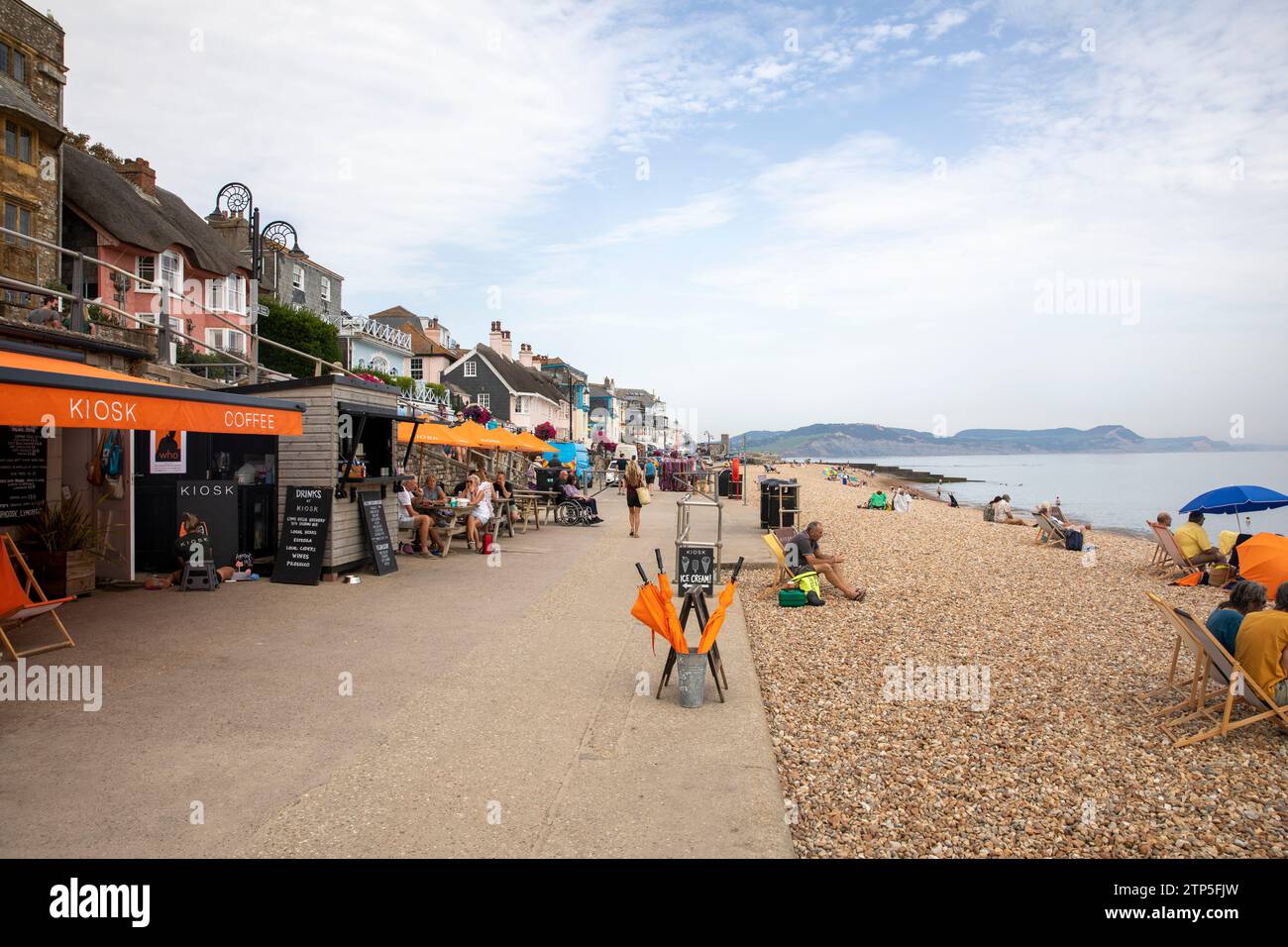 Lyme Regis, ville du Dorset sur la côte anglaise, plage de galets le jour chaud d'automne, Angleterre, Royaume-Uni, 2023 Banque D'Images