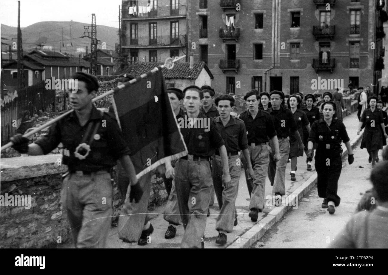 11/30/1942. Expédition d'enfants rapatriés, de Russie, chantant des chants falangistes, à la frontière, dans les rues de Irún. Crédit : Album / Archivo ABC / Marín Banque D'Images