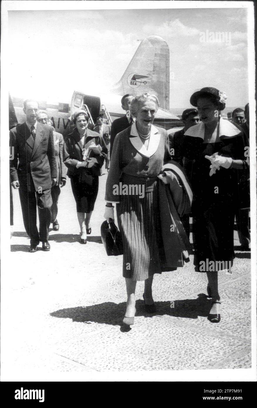 06/02/1950. L'épouse et la fille de Churchill, Mme Clementina Hozier et Mme Cristopher sons respectivement, à leur arrivée à l'aérodrome de Barajas. Crédit : Album / Archivo ABC / Manuel Sanz Bermejo Banque D'Images