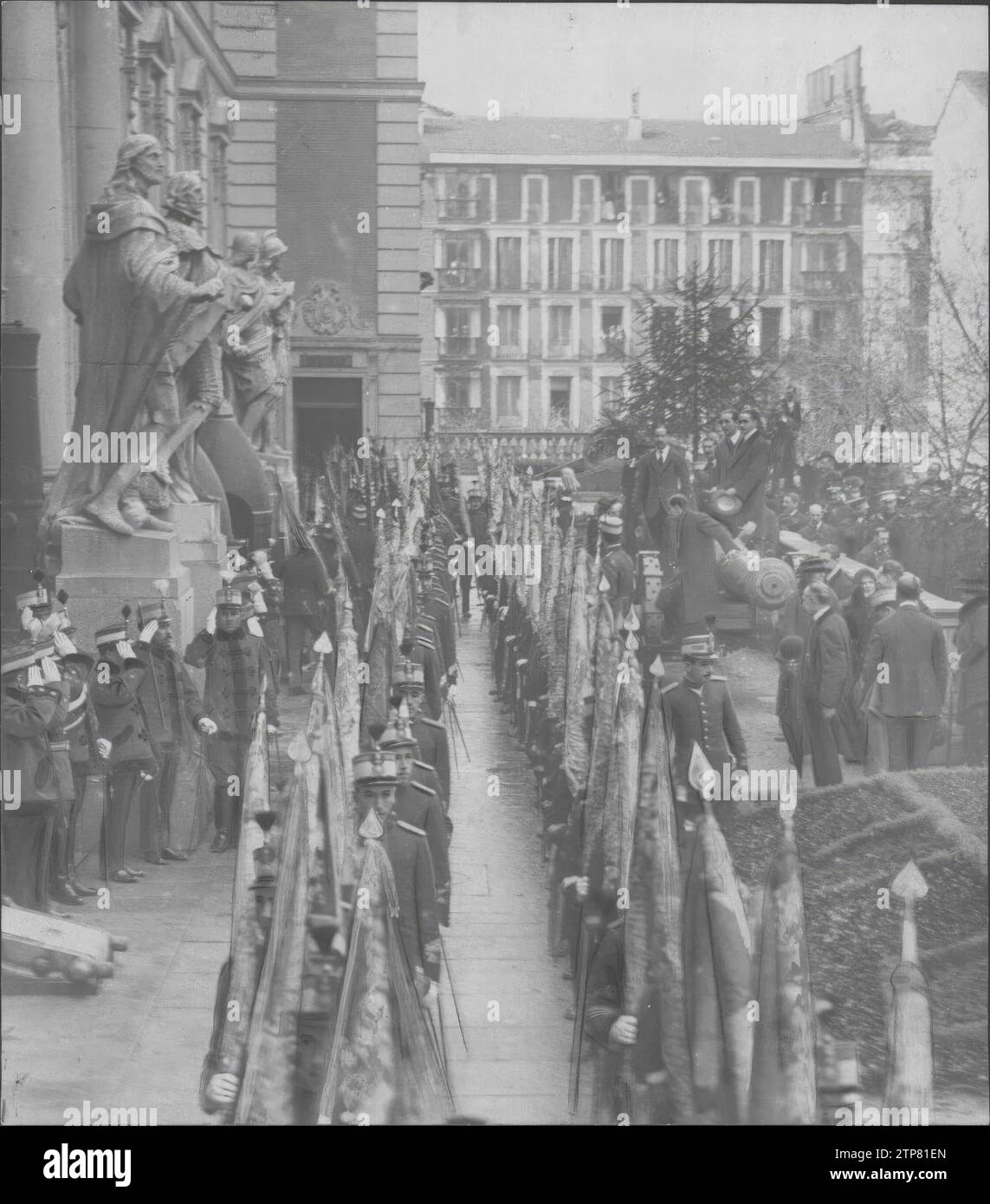 03/22/1919. Madrid. Au Musée de l'Artillerie. Les étudiants de l'Académie d'infanterie, qui ont pris en charge hier les deux cents drapeaux du corps dissous, pour leur transfert au musée de l'infanterie. Crédit : Album / Archivo ABC / Julio Duque Banque D'Images