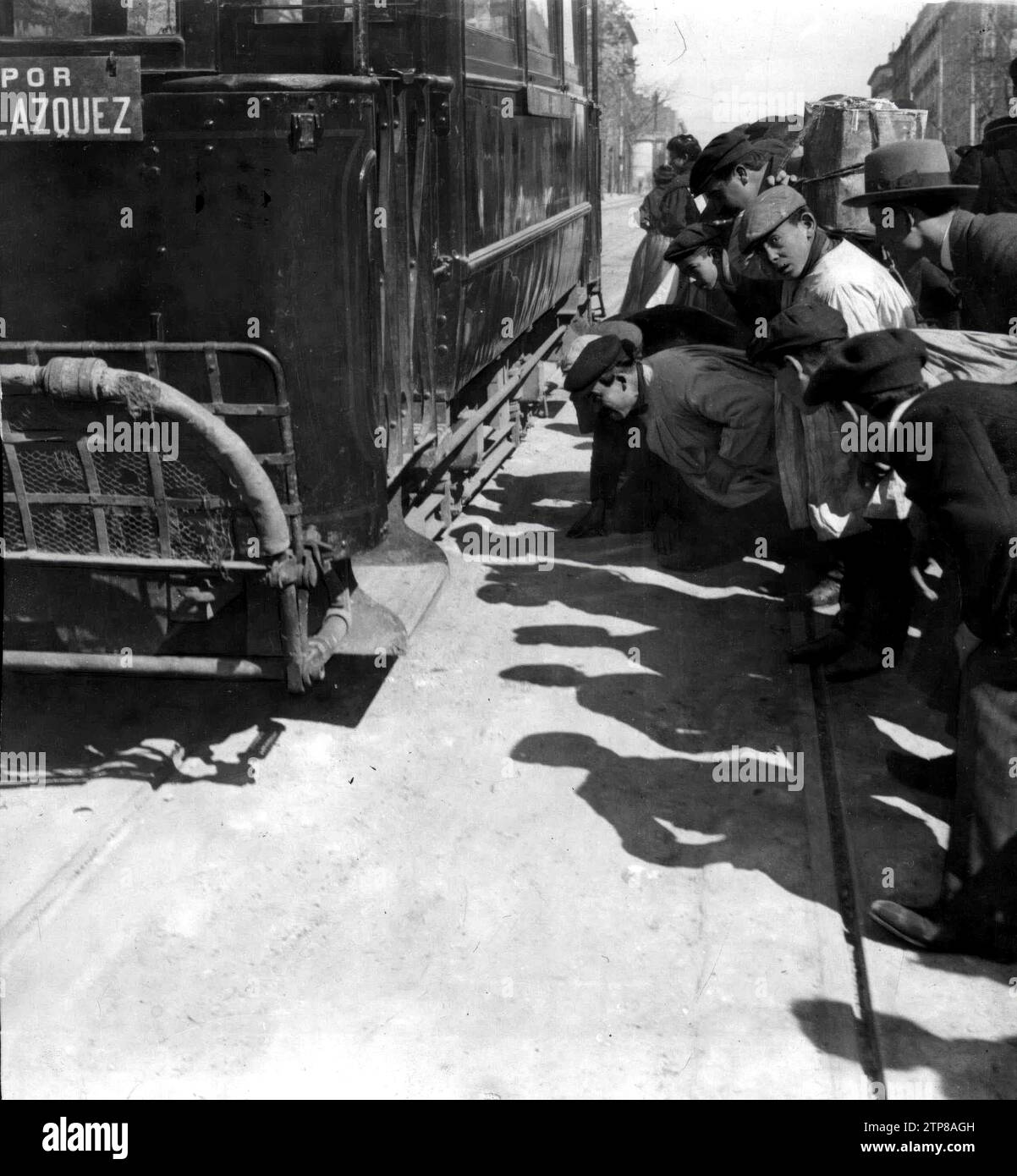 04/03/1911. Le public à côté du tram qui a causé la mort d'un enfant à l'embouchure de la rue prêt. Crédit : Album / Archivo ABC / Ramón Alba Banque D'Images
