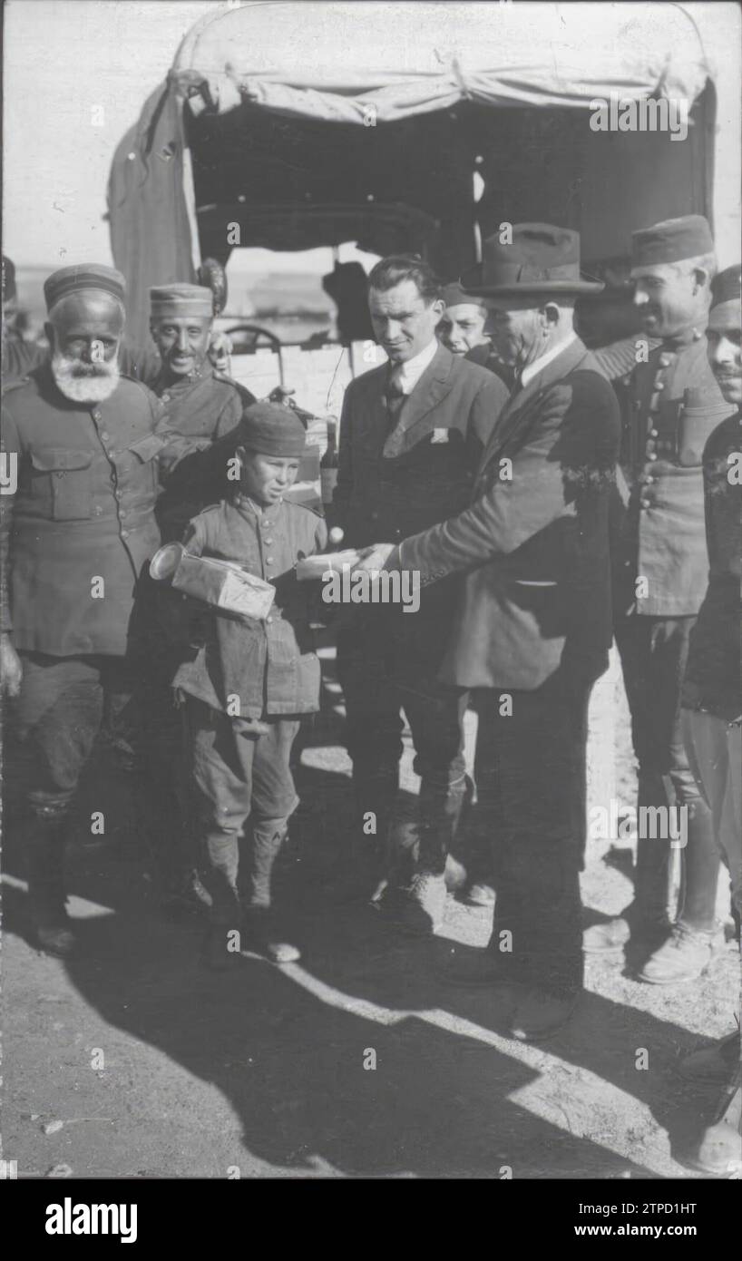 12/31/1919. Melilla : les villes d'Espagne envoient des cadeaux aux soldats. Le maire de Manzanares et le général Cabanellas livrent des boîtes de bonbons à un enfant qui sert dans le régiment d'artillerie légère. Crédit : Album / Archivo ABC / Lázaro Banque D'Images