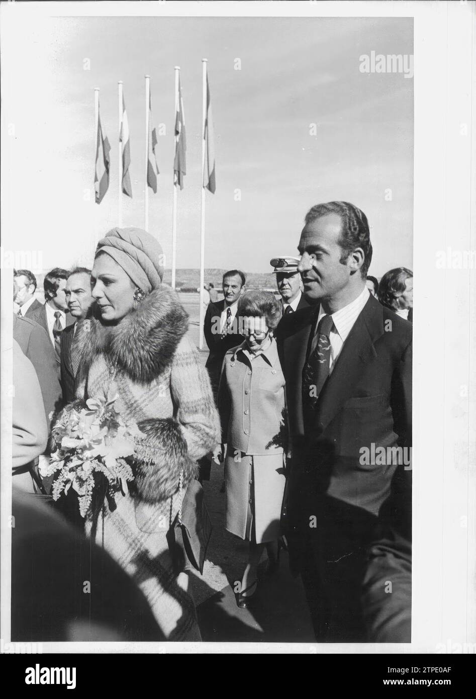 02/23/1976. Impératrice Farah Diba en Espagne. L'impératrice restera dans le palais Zarzuela invité par les monarques espagnols. Dans l'image, Farah Diba à son arrivée à l'aéroport de Barajas où ses Majestés l'attendaient. Les Kings. Crédit : Album / Archivo ABC / Luis Alonso Banque D'Images