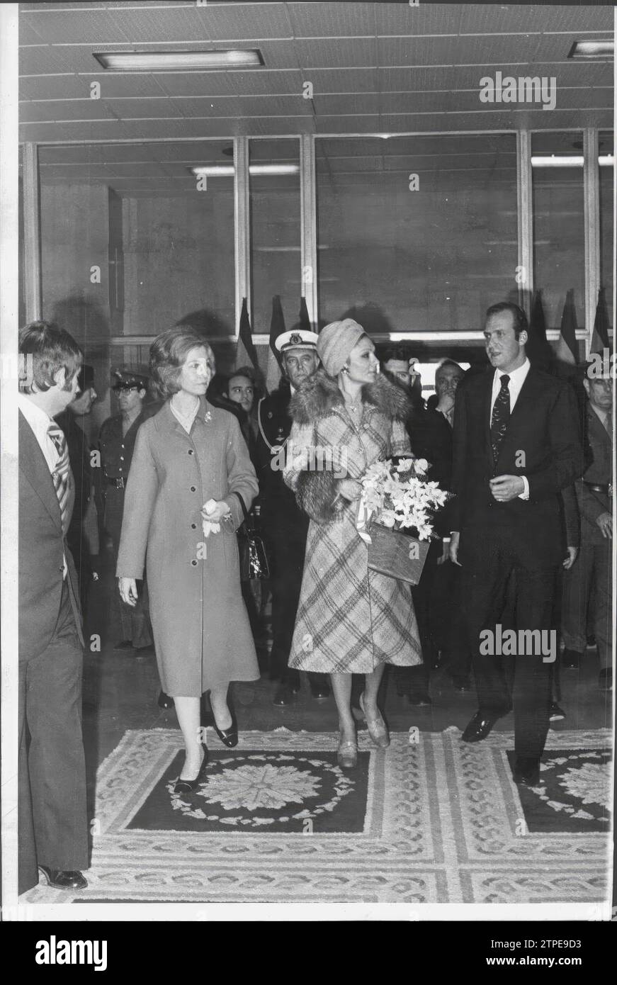 02/23/1976. Impératrice Farah Diba en Espagne. L'impératrice restera dans le palais Zarzuela invité par les monarques espagnols. Dans l'image, Farah Diba à son arrivée à l'aéroport de Barajas où ses Majestés l'attendaient. Les Kings. Crédit : Album / Archivo ABC / Luis Alonso Banque D'Images