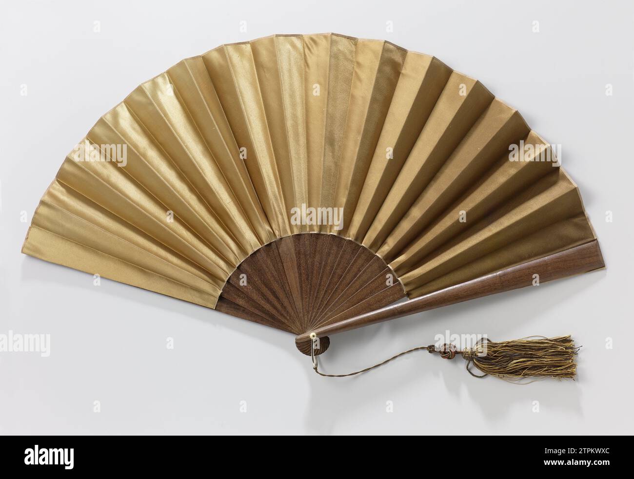 Gamme pliante avec double feuille de Goudokersatijn sur un cadre de bois brun, anonyme, c. 1900 gamme pliante avec double feuille de fumeurs d'or atine qui colore des nuances claires aux plus sombres sans autre décoration. Le cadre se compose de 16 pieds contigus de brun (écrous?) Bois, les pieds extérieurs sont finis ronds. L'anneau de ventilateur est en métal argenté, le soder d'ivoire (?) Et la brosse a du fil d'or et des fils de soie colorés lâches. (Éventuellement) feuille : satin. Feuille : soie. Cadre : bois (matière végétale). anneau de ventilateur : métal. Fermer la broche : Ivoire. pinceau :. Brosse : gamme de pliage de coupe de soie avec DO Banque D'Images
