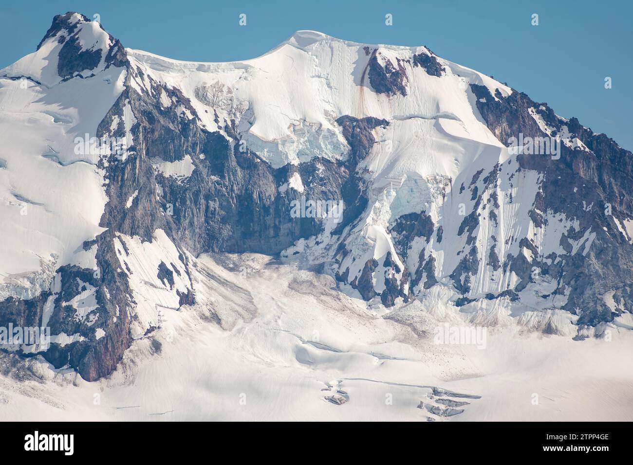 La calotte glaciaire de la montagne Garibaldi se prélasse au soleil alpin Banque D'Images