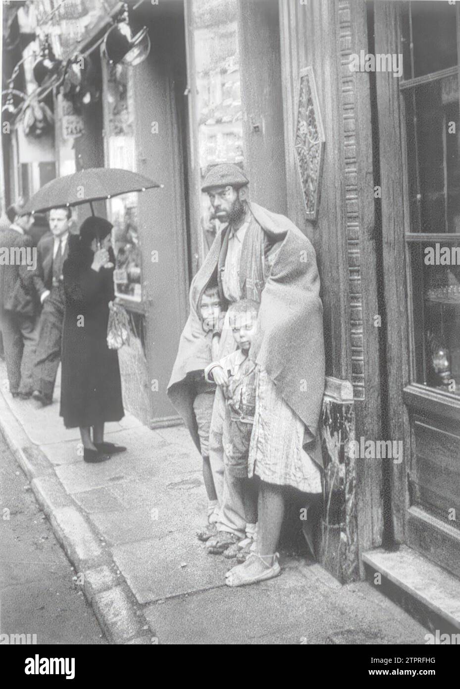 'Photographie et société dans l'Espagne franquiste', troisième volume de 'Las Fuentes de la memoria'. Un mendiant à la porte du restaurant Lhardy à Madrid, 1940. Crédit : Album / Archivo ABC / Hermes Pato Banque D'Images