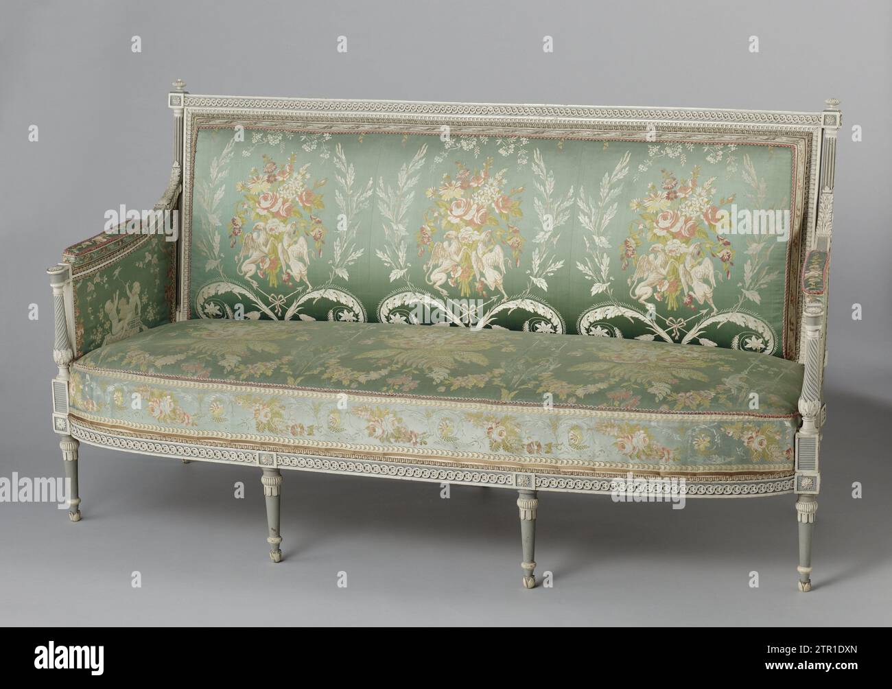 Canapé, anonyme, c. 1793 - C. 1795 canapé du Kopseulement, en bois de hêtre peint blanc et bleu-gris, sur 7 pieds coniques. Les règles de siège et les seuils de la lunette arrière montrent un pneu tressé poignardé avec des rosettes. Les entretoises en forme de vase soutiennent les armures avec des coussins, qui sont portés par les côtés fermés, et qui débordent dans les styles de dos scannés. Le rembourrage présente des motifs floraux sur un sol satiné bleu clair, sur le dos avec des griffons. Commandé pour : Nieuwe Gracht 74, Haarlem. VOIR BK-15615-A-P ET BK-15616-A/B. Travailleur du meuble : NetherlandsConcepteur : bois d'Amsterdam (matière végétale). hêtre (woo Banque D'Images