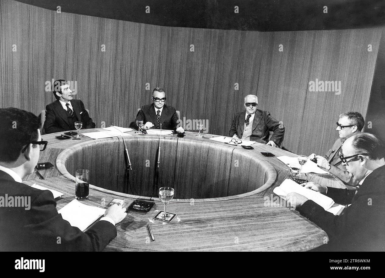 04/06/1975. Table ronde à Prado del Rey des ministres du travail et des Finances : Fernando Suárez (à droite) et Rafael Cabello de Alba (au centre). Crédit : Album / Archivo ABC Banque D'Images
