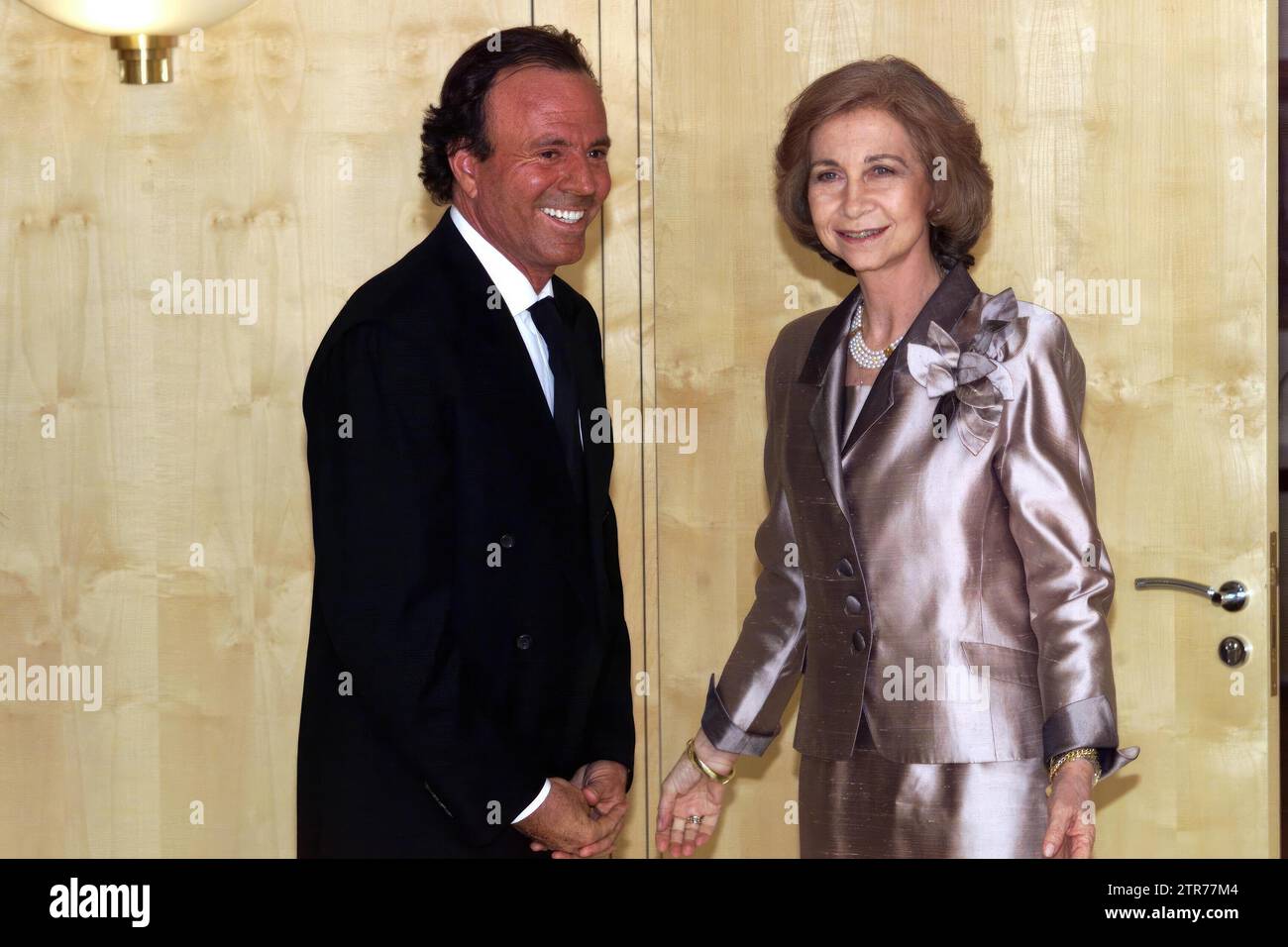 Madrid, 06/09/2000. Concert de Julio Iglesias au profit de la Fondation Reina Sofía. Sur l'image, la reine Doña Sofía salue Julio Iglesias après sa performance. Crédit : Album / Archivo ABC / Ernesto Agudo Banque D'Images