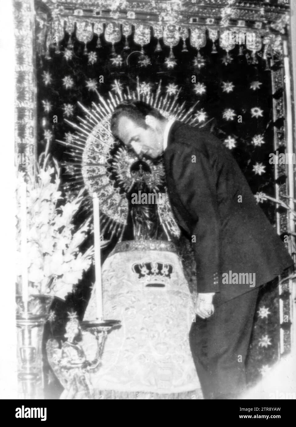 03/14/1975. Don Juan Carlos de Borbon priant devant l'image du Pilar à Saragosse. Crédit : Album / Archivo ABC Banque D'Images