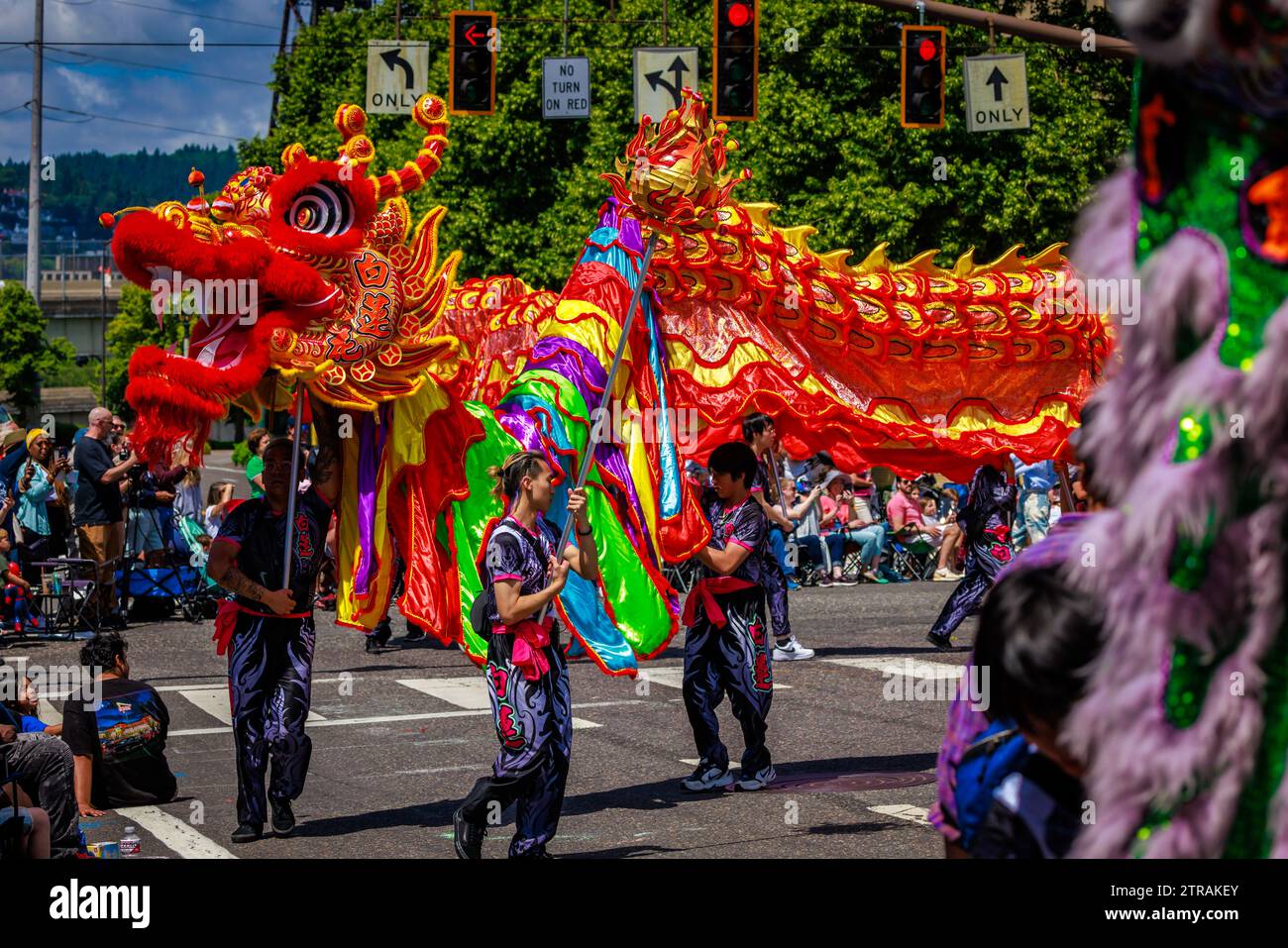 Portland, Oregon, États-Unis - 10 juin 2023 : Dancing Dragon dans le Grand Floral Parade, pendant le Portland Rose Festival 2023. Banque D'Images