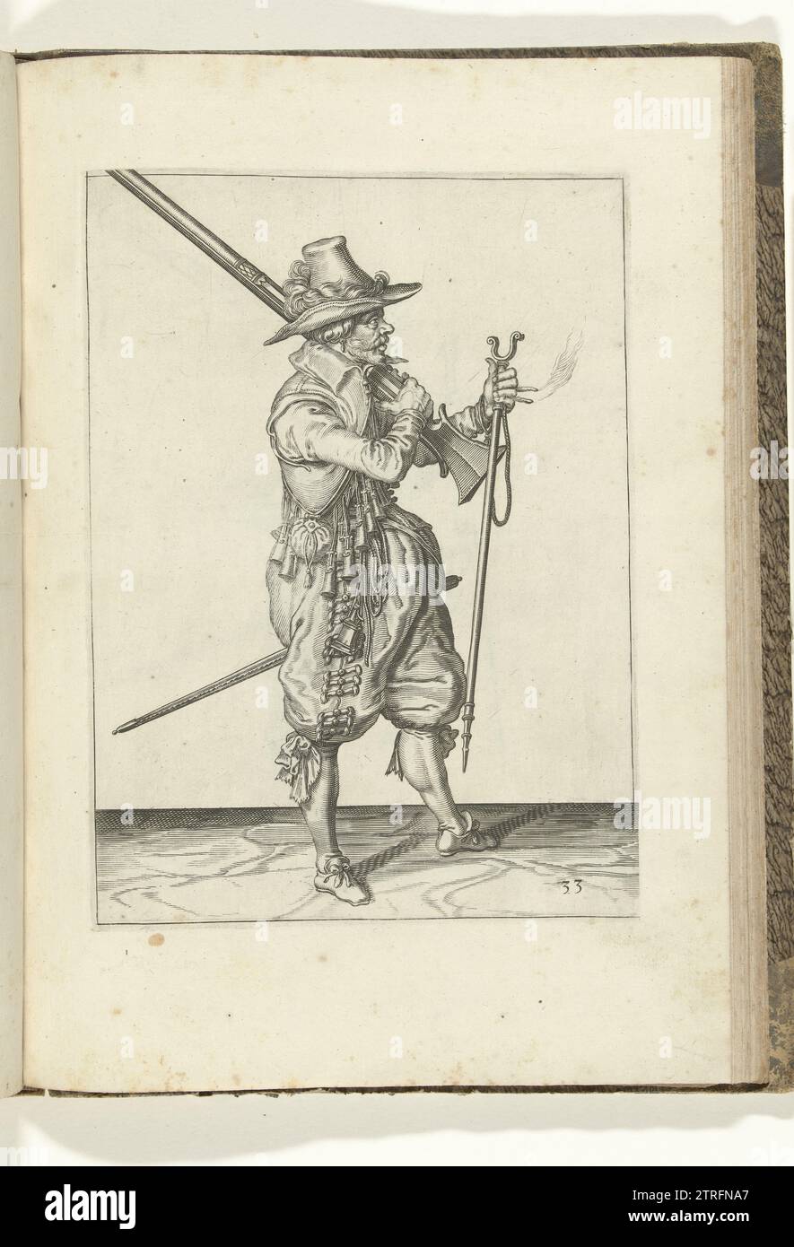 Soldat qui met son mousquet avec sa main droite sur son épaule (n° 33), ca. 1600, 1597 - 1608 Un soldat, après, à droite, qui met un mousquet (un certain type d'arme à feu) avec sa main droite sur son épaule gauche, pointant la course inclinée vers le haut. Dans sa main gauche une mèche brûlante et un Furket (fourche de mousquet) (n° 33), ca. 1600. Planche 33 dans la notice de manipulation du mousquet : Letter enseignement, sur les Pourtraitz Figurez, touchant le droit maniement du Mousquet. Partie des illustrations dans une édition française de J. de Gheyns Wapenhandelhe : J. de Gheyn, maniement d'armes, d'arquebus, Mousquetz Banque D'Images