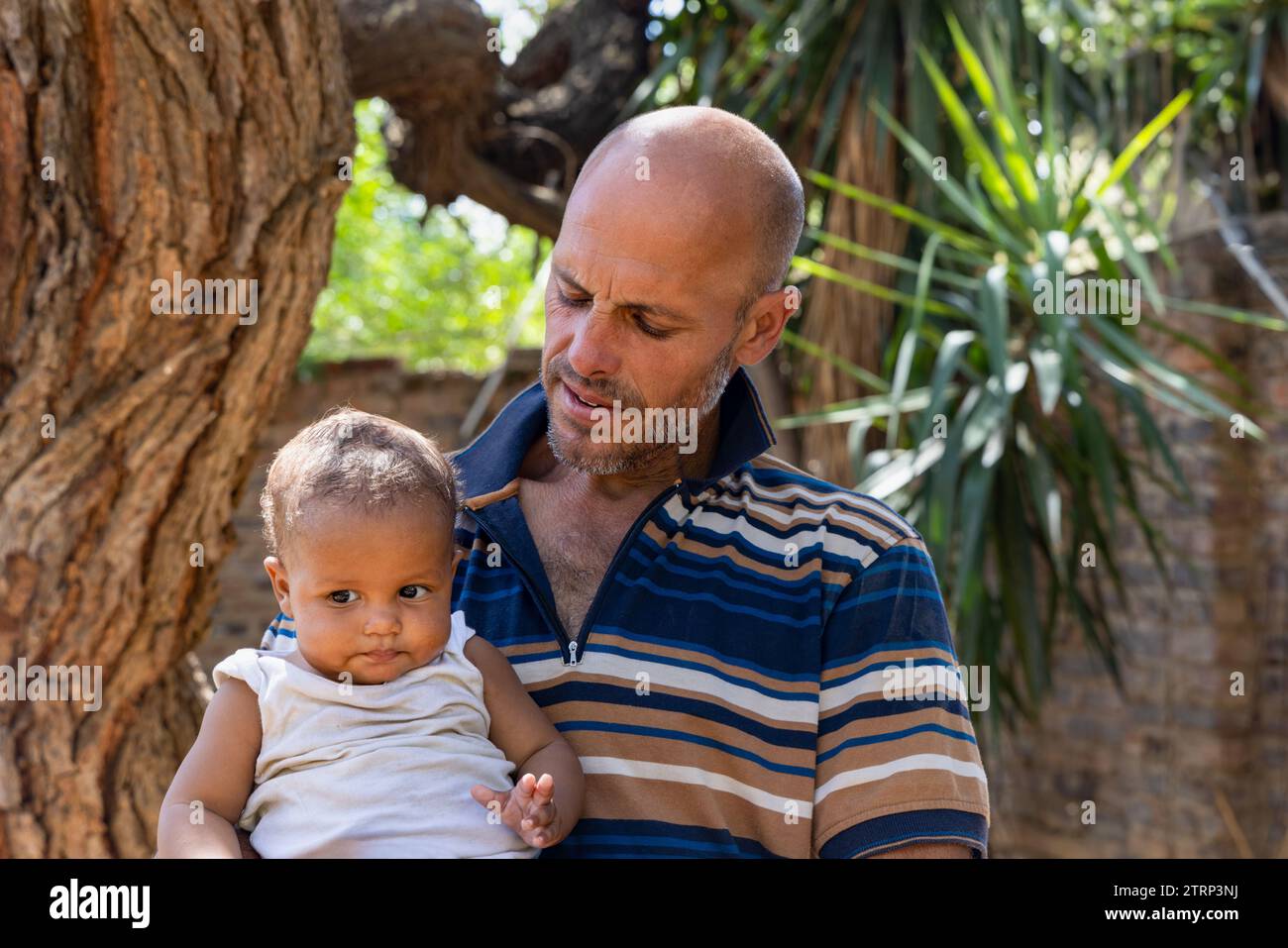 portrait du père et du fils de race mixte debout dans la cour Banque D'Images