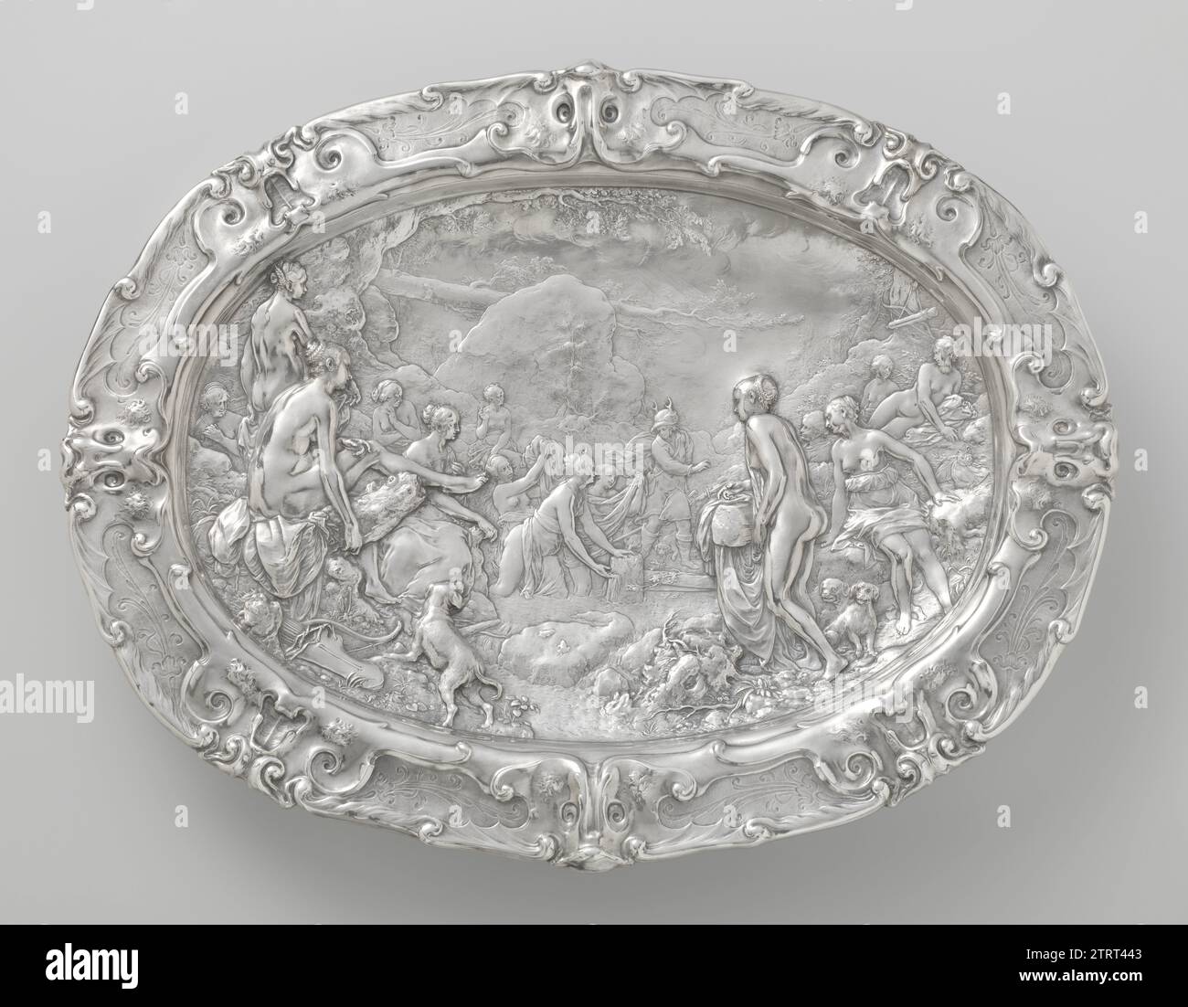 Bassin avec Diana et Actaeon, Paulus Willemsz. Van Vianen, échelle 1613 d'argent entraîné. Le bord est décoré d'ornement de lobe entre lequel huit mascarons. Sur le plat : Diana surprise par Actaeon. Retour : la mort d'Actaeon. Prague argent (métal) échelle d'argent entraîné. Le bord est décoré d'ornement de lobe entre lequel huit mascarons. Sur le plat : Diana surprise par Actaeon. Retour : la mort d'Actaeon. Argent Prague (métal) Banque D'Images