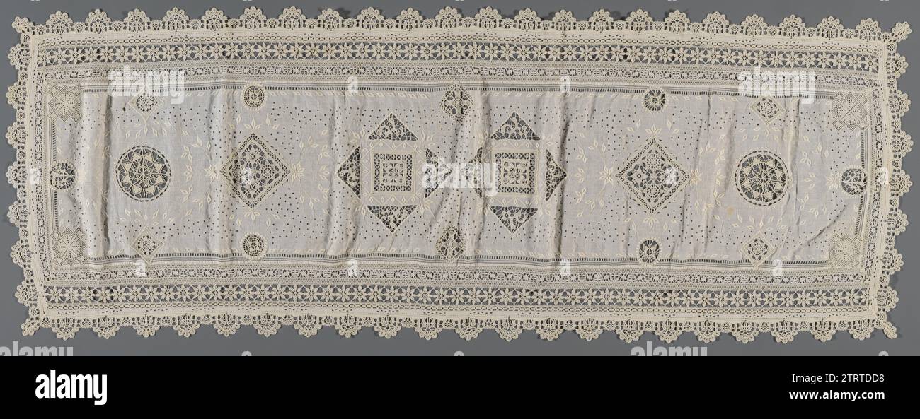 Tafelloper a rencontré monogramme 'Al' de 'LA', anonyme, c. 1910 - c. 1914 chemin de table avec broderie blanche sur batist avec des Paris de côté aiguille et travail de filet, garni d'éviers intermédiaires et un bord festonné dans la canette. Sur les côtés courts, deux fois le monogramme 'al' ou 'la' dans le côté aiguille coule intermédiaire. Cela indique que le coureur a été fait à l'occasion du mariage d'Anna Leydes-Carstens, ou peu de temps après. Par la présente 19 paquets liés de filet et côté aiguille, dont l'un est accompagné d'un morceau de texte chinois. Lin d'Italie (matériel). coton (textile). batiste. embroi Banque D'Images