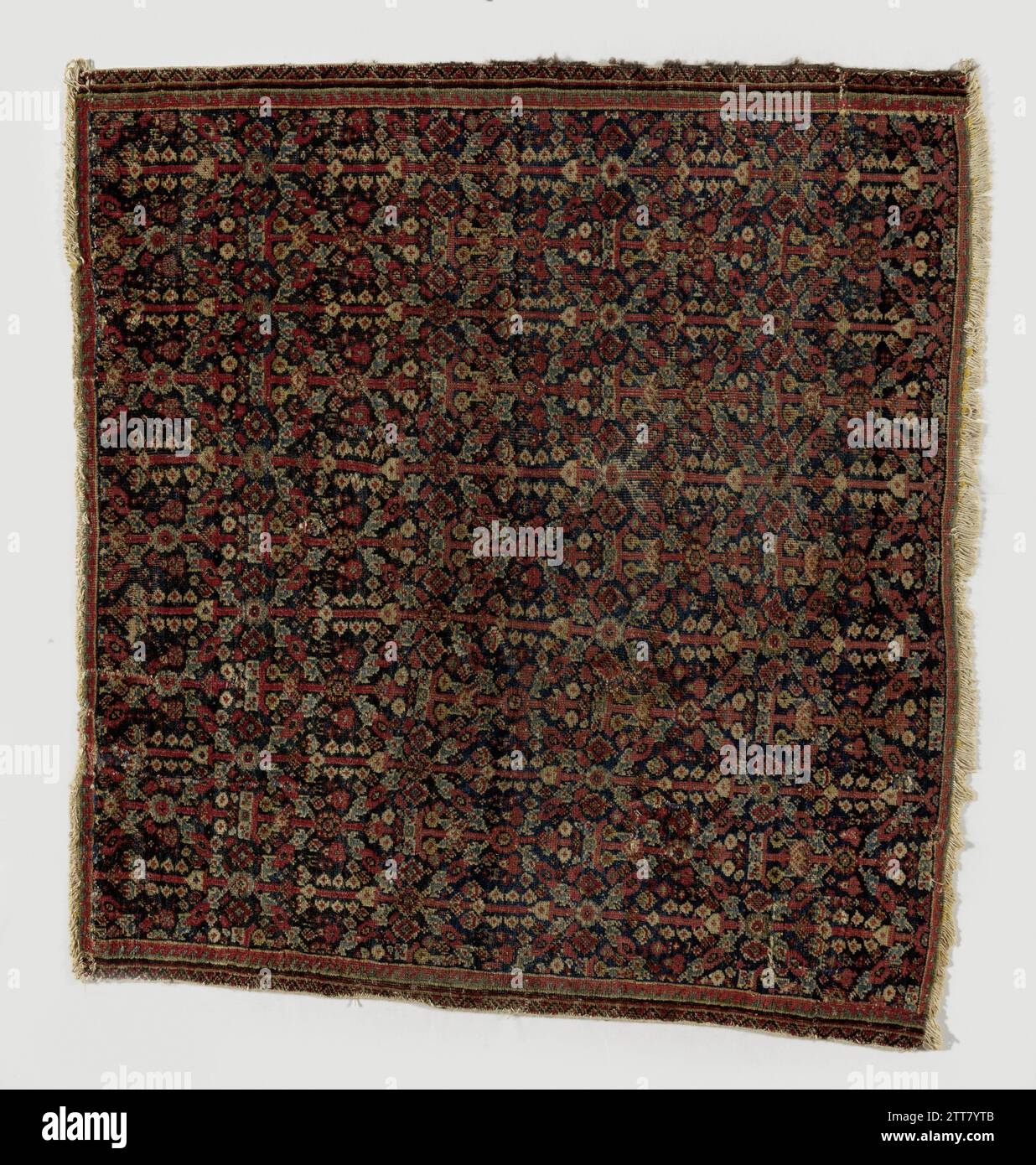 Extrait d'un tapis oriental ,, 1850 - 1900 fragment d'un tapis oriental, tapis de fleurs. Au milieu du terrain, un motif quadrillé rempli de fleurs stylisées et de bouquets de fleurs et de petites figures d'animaux le long des axes verticaux sur un fond bleu foncé. Le bord de tête est manquant. Ferahan Ketting un élément : coton (textile) fragment d'un tapis oriental, tapis de fleurs. Au milieu du terrain, un motif quadrillé rempli de fleurs stylisées et de bouquets de fleurs et de petites figures d'animaux le long des axes verticaux sur un fond bleu foncé. Le bord de tête est manquant. Ferahan Ketting un élément : coton (textile) Banque D'Images