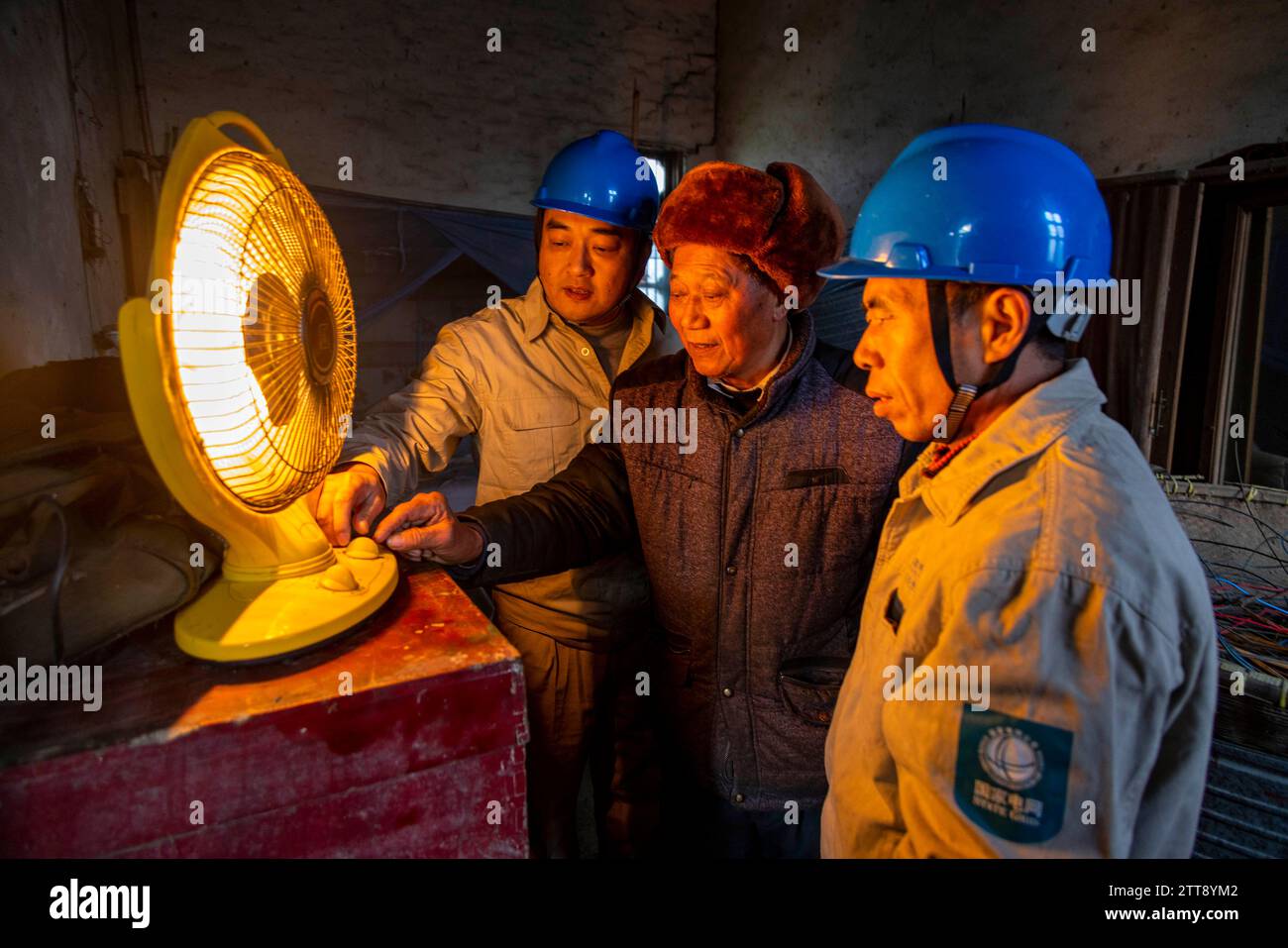 TAIZHOU, CHINE - 19 DÉCEMBRE 2023 - les travailleurs du service de grille enseignent aux personnes âgées comment utiliser en toute sécurité les appareils de chauffage à Taizhou, province du Jiangsu, Chine, Banque D'Images