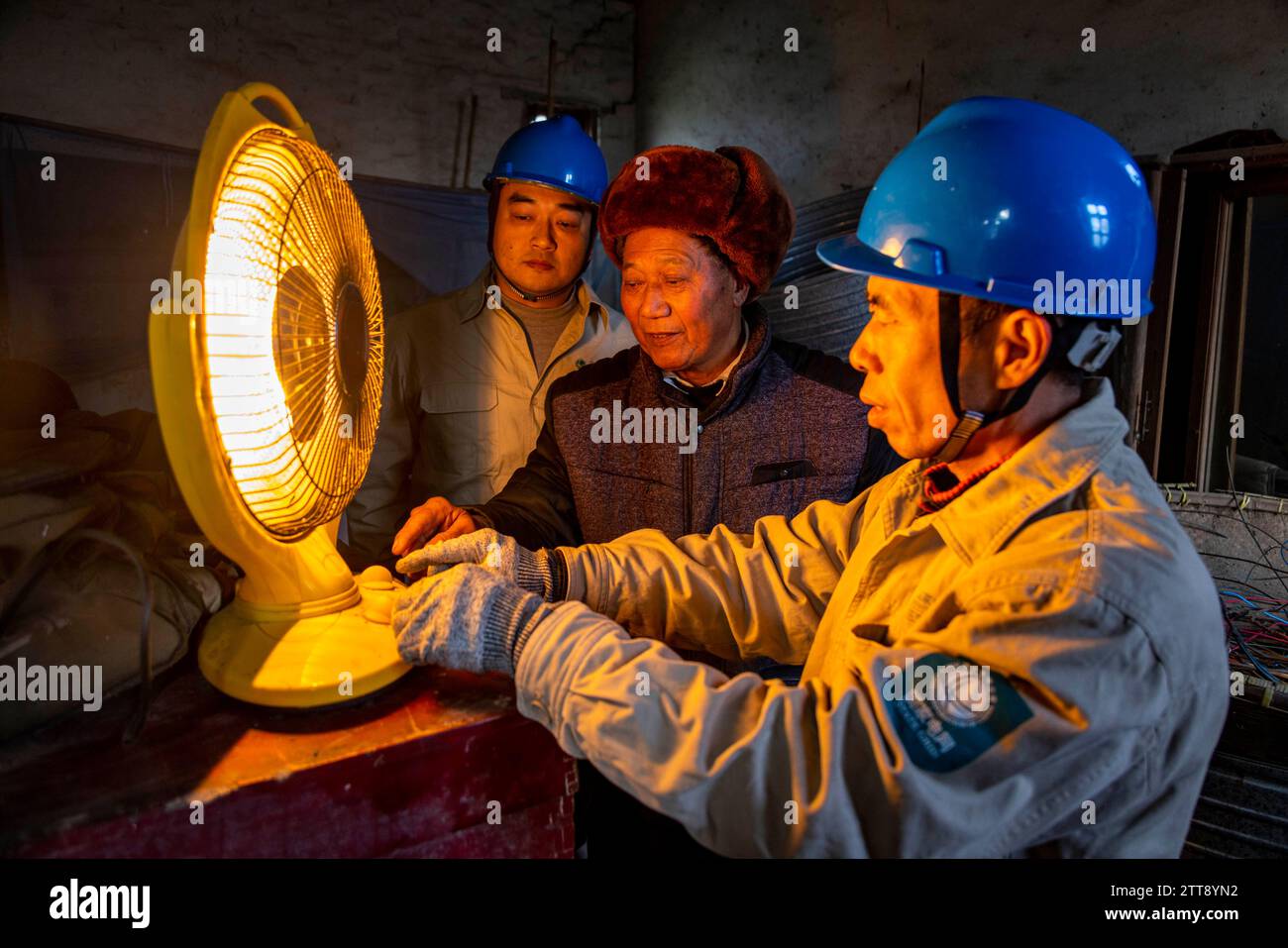 TAIZHOU, CHINE - 19 DÉCEMBRE 2023 - les travailleurs du service de grille enseignent aux personnes âgées comment utiliser en toute sécurité les appareils de chauffage à Taizhou, province du Jiangsu, Chine, Banque D'Images