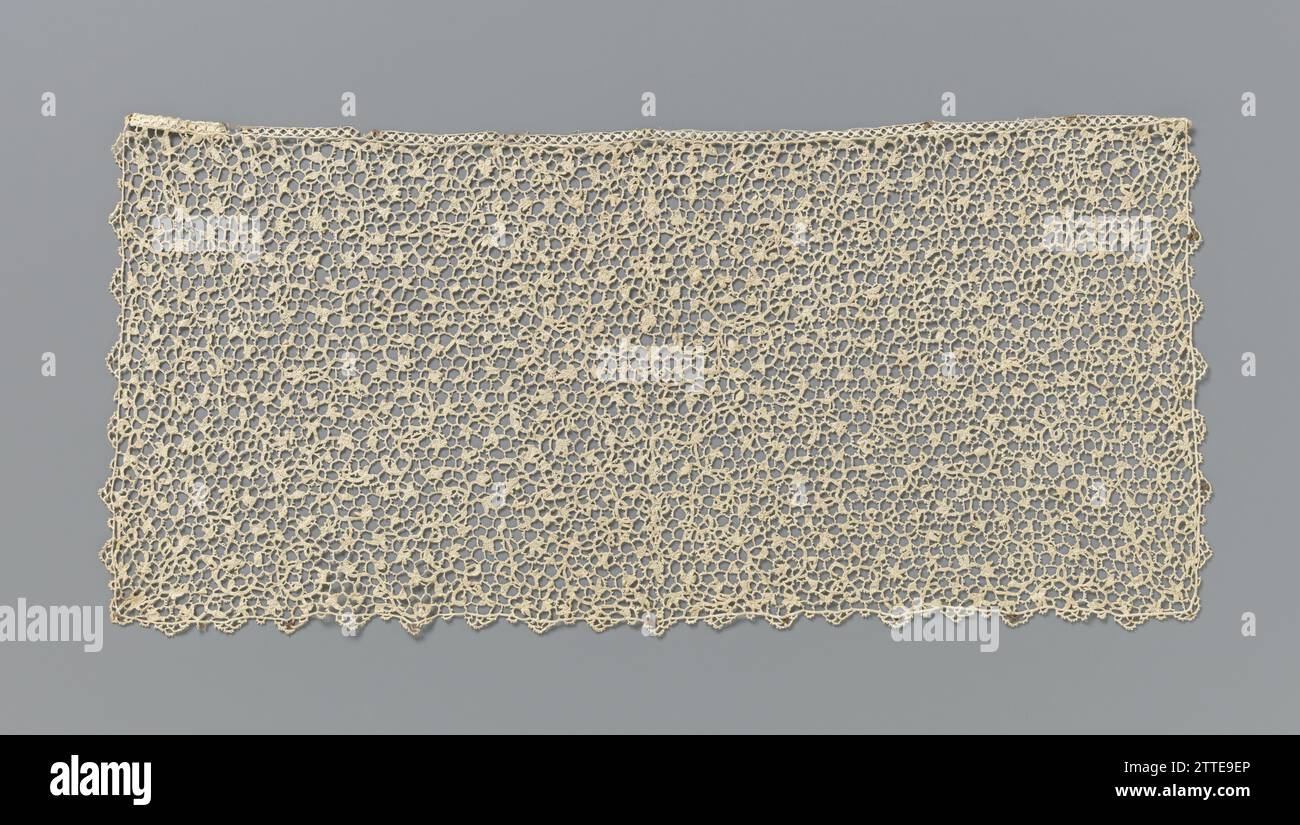 Dass Slip du côté de l'aiguille avec l'autre recouvrant les rangs en spirale minces, anonyme, c. 1680 - c. 1699 Dassle Slip du côté de l'aiguille de couleur naturelle : côté vénitien plat. Motif apparemment confus mais symétrique avec un axe vertical au milieu duquel il est mince, sur -coupant des vignes en spirale avec de petites fleurs en forme d'étoile et des fleurs à trois feuilles. Dans les coins, il y a de petites fleurs ressemblant à du lys qui sont ciblées vers l'intérieur. Les motifs sont faits avec des points de feston fortement connectés, avec des motifs simples dans différentes fleurs et feuilles étant réalisés avec des évidements. Les motifs sont co Banque D'Images