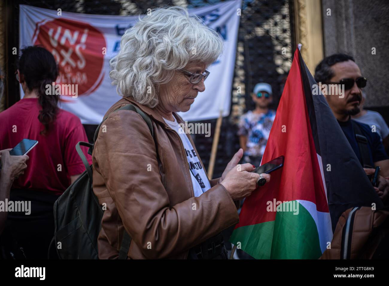 Buenos Aires, Buenos Aires, Argentine. 20 décembre 2023. Une femme porte le drapeau de la Palestine lors de la première manifestation massive contre Javier Milei (crédit image : © Daniella Fernandez Realin/ZUMA Press Wire) USAGE ÉDITORIAL SEULEMENT! Non destiné à UN USAGE commercial ! Banque D'Images