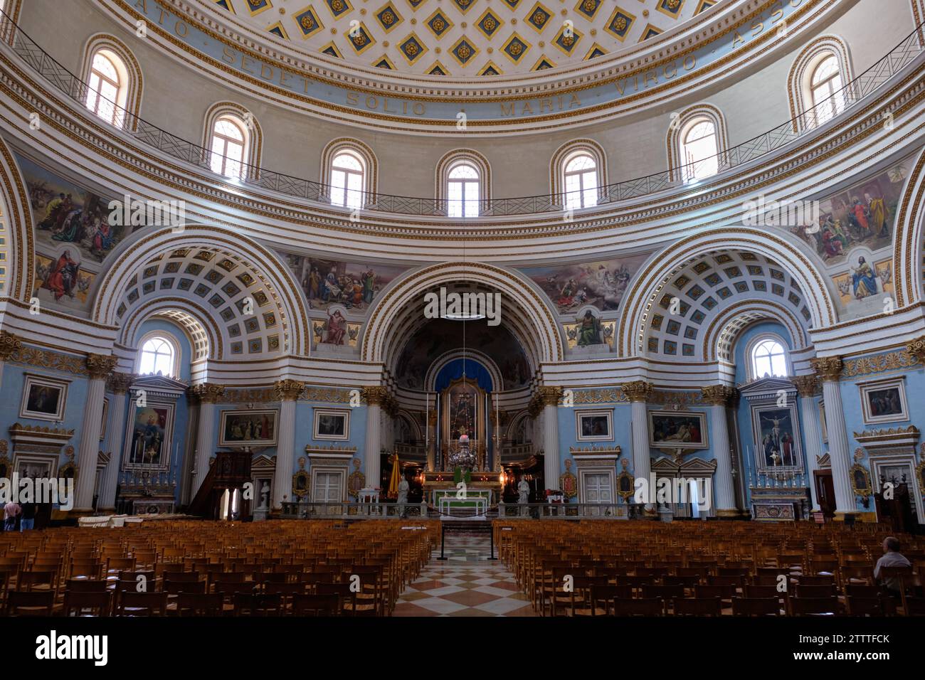 Pendant la Seconde Guerre mondiale, le 9 avril 1942, une bombe aérienne allemande perça le dôme et tomba dans l'église pendant la messe, mais n'explosa pas - Mosta, Malte Banque D'Images