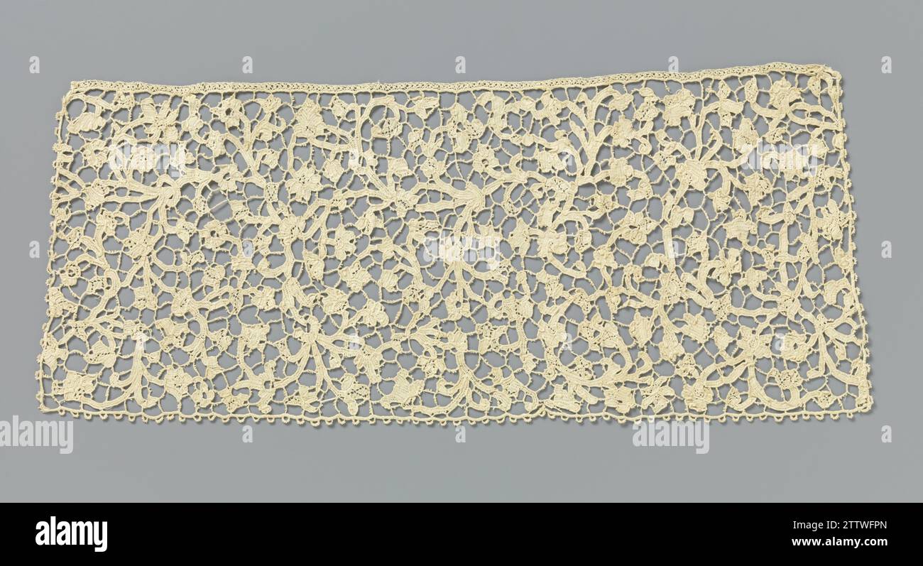 Slip Dass avec motif symétrique de nombreuses vrilles avec de petites feuilles et fleurs, anonyme, c. 1675 - c. 1699 slip Dassle de couleur naturelle côté aiguille : côté vénitien plat. Motif apparemment confus mais symétrique avec un axe vertical au milieu duquel se déplacent de nombreuses fleurs et feuilles de curling. Les motifs sont faits avec des points feston, où des motifs simples dans différentes fleurs et feuilles ont été réalisés avec des évidements. Les motifs sont reliés par un sol potente. Le haut de la bande est fini avec une cravate. Le dessous et les deux côtés courts sont finis avec un bord d'arc. Venise li Banque D'Images