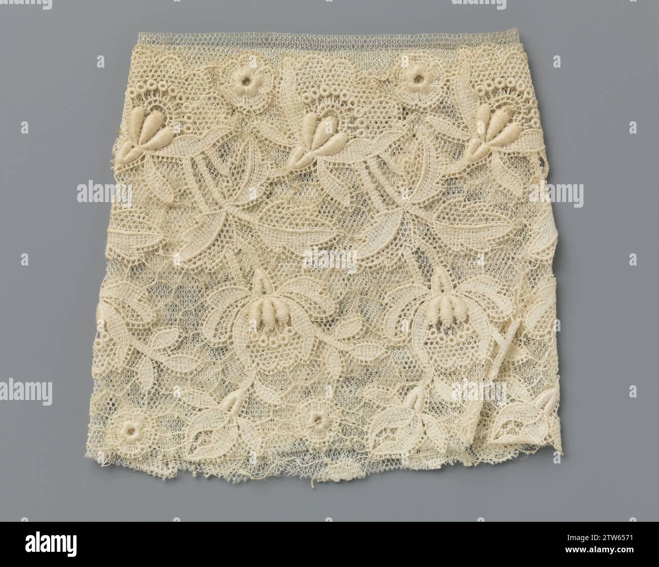 Machinale côté application avec fleurs en forme d'éventail et feuilles en trois parties, anonyme, c. 1900 Cuff en couleur naturelle côté machine : Etskant appliqué sur tulle mécanique. Le côté gravure imite le côté Duchesse. Modèle conique. Motif avec des fleurs en forme d'éventail entre lesquelles de plus petites fleurs de rosette et des feuilles en trois parties sur des tiges courtes. Rayon de Calais. Coton (textile) Cuff en couleur naturelle côté machine : Etskant appliqué sur tulle mécanique. Le côté gravure imite le côté Duchesse. Modèle conique. Motif avec des fleurs en forme d'éventail entre lesquelles de plus petites fleurs de rosette et trois Banque D'Images