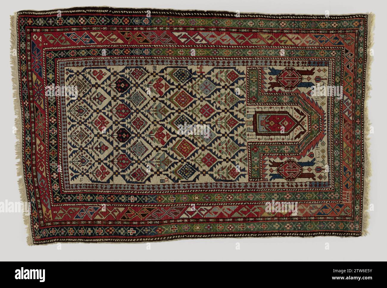 Bidkleed, anonyme, c. 1875 - c. 1900 tapis oriental, tapis de prière. Au milieu du terrain un mihrab avec une grille bleue et des fleurs. Dans le haut du Mihrab un ornement en forme d'amulette sous la forme d'un double boteh. Bord à quatre temps, dont le plus large est décoré avec des motifs en S inclinés. Shirvan (éventuellement) ketting : laine. Inslag : tapis oriental en coton (textile), tapis de prière. Au milieu du terrain un mihrab avec une grille bleue et des fleurs. Dans le haut du Mihrab un ornement en forme d'amulette sous la forme d'un double boteh. Bord à quatre temps, dont le plus large est décoré avec des motifs en S inclinés. Shirvan (éventuellement) ketting : laine Banque D'Images