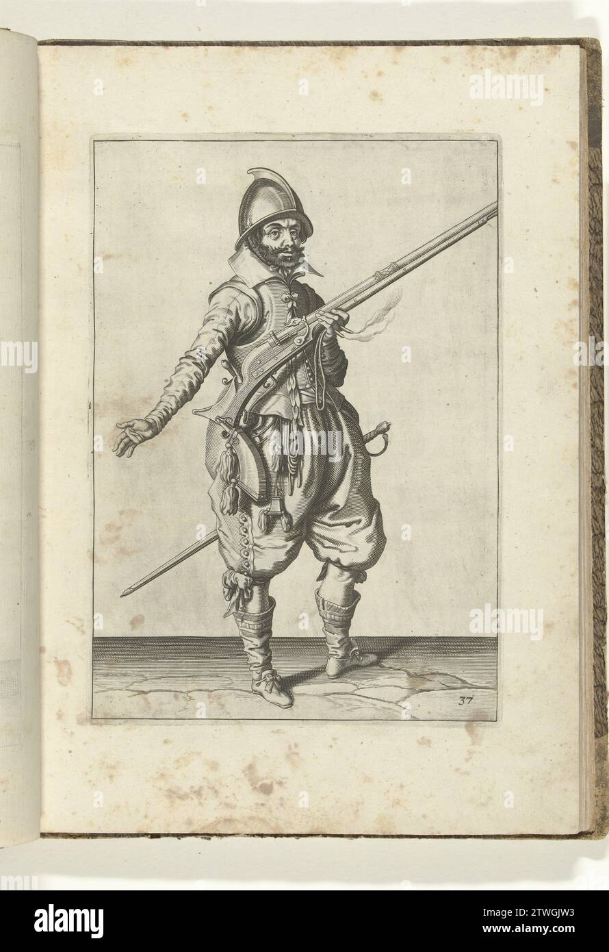 Soldat de garde qui tient son gouvernail avec sa main gauche sur son côté droit inclinée vers le haut, sa main droite (n° 37), ca. 1600, 1597 - 1608 Un soldat sur la montre, devant, à droite, qui tient un gouvernail (un certain type d'arme à feu) avec sa main gauche sur son côté droit, le courant à l'envers (n ° 37), ca. 1600. Dans sa main gauche sauf le gouvernail également une mèche brûlante. Il sort la main droite. Planche 37 dans les instructions de manipulation de la barre : Letter enseignement, sur la répression des Figures, du droit maniement de l'Harquebuse. Une partie des illustrations dans une édition française de J. de Gheyns Wape Banque D'Images