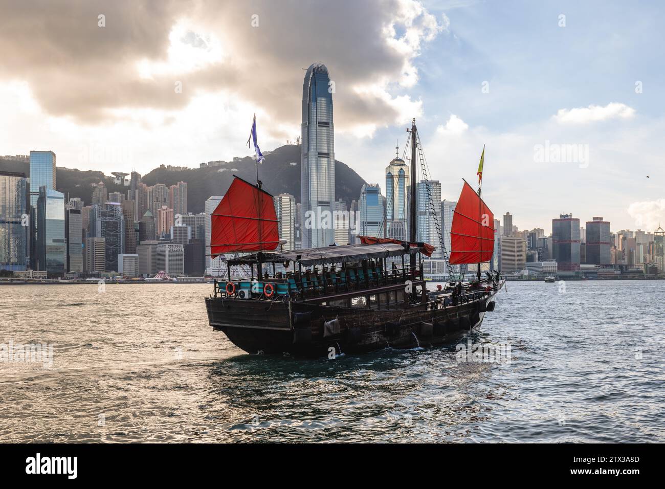 Un Junk chinois opérant dans le port de victoria à hong kong, en Chine Banque D'Images