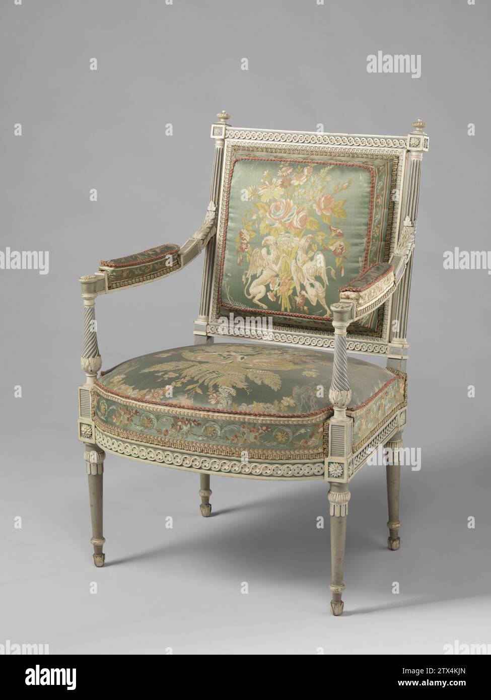 Armstoel Kops-Amoublement, Anonyme, c. 1793 - C. 1795 fauteuil recouvert du Kopseulement, en bois de hêtre peint blanc et bleu-gris. Les règles de siège et les seuils de la lunette arrière montrent un pneu tressé poignardé avec des rosettes. Des entretoises en forme de vase avec des cannelles à ailettes soutiennent les accoudoirs avec des oreillers, qui débordent avec une feuille d'acanthe dans les colonnes toscanes de la fenêtre arrière. Le rembourrage présente des motifs floraux sur un sol satiné bleu clair, maintenu sur le dos par des griffons. Commandé pour le bâtiment Nieuwe Gracht 74, Haarlem. VOIR BK-15614, 15615-A/P, 15616-A/B. Travailleur du meuble : Netherlandsdesigner: Banque D'Images