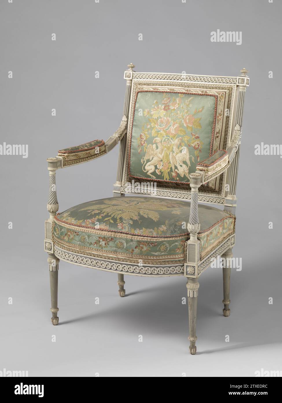 Armstoel Kops-Amoublement, Anonyme, c. 1793 - C. 1795 fauteuil de l'aublement de la tête, peint en bois de hêtre blanc et bleu-gris. Les règles de siège et les seuils de la lunette arrière montrent un pneu tressé poignardé avec des rosettes. Des entretoises en forme de vase avec des cannelles à ailettes soutiennent les accoudoirs avec des oreillers, qui débordent avec une feuille d'acanthe dans les colonnes toscanes de la fenêtre arrière. Le rembourrage présente des motifs floraux sur un sol satiné bleu clair, maintenu sur le dos par des griffons. Commandé pour le bâtiment Nieuwe Gracht 74, Haarlem. VOIR BK-15614, 15615-A/P, 15616-A/B. Travailleur du meuble : Netherlandsdesigner : Am Banque D'Images