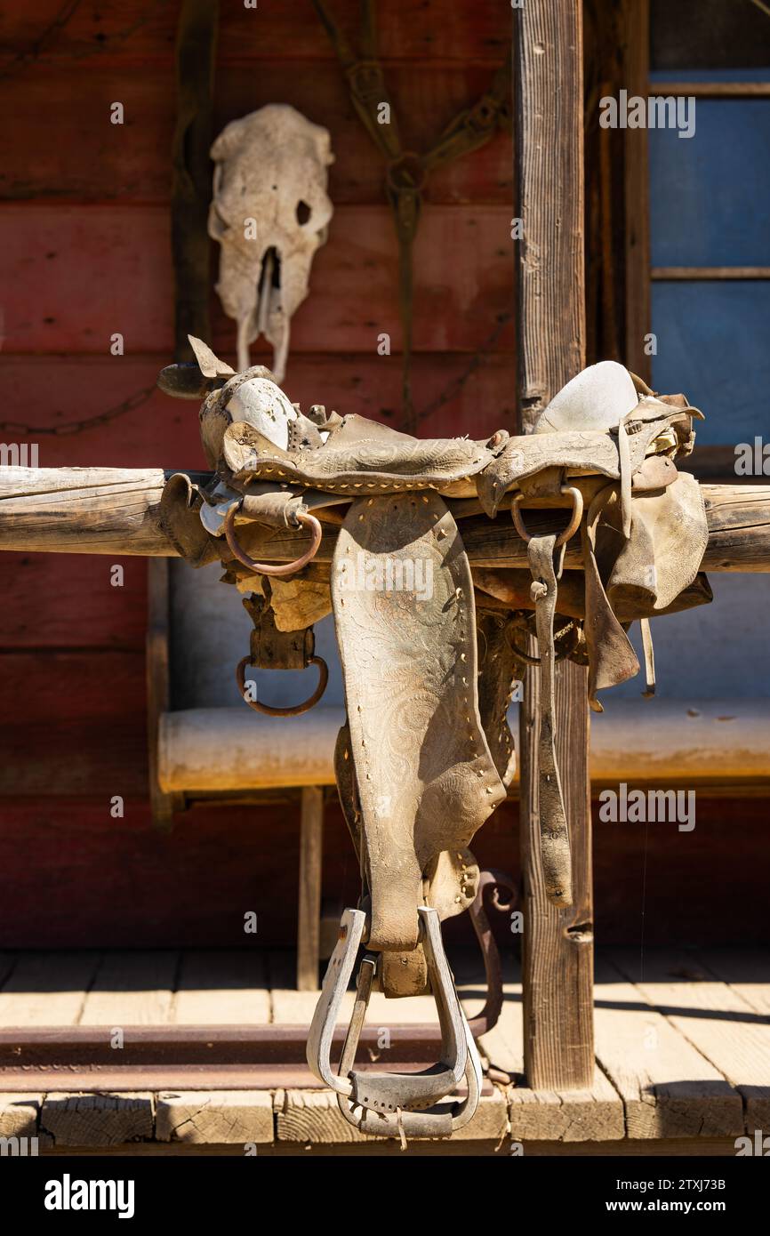 Saddle de cheval patiné sur un poteau en bois Banque D'Images