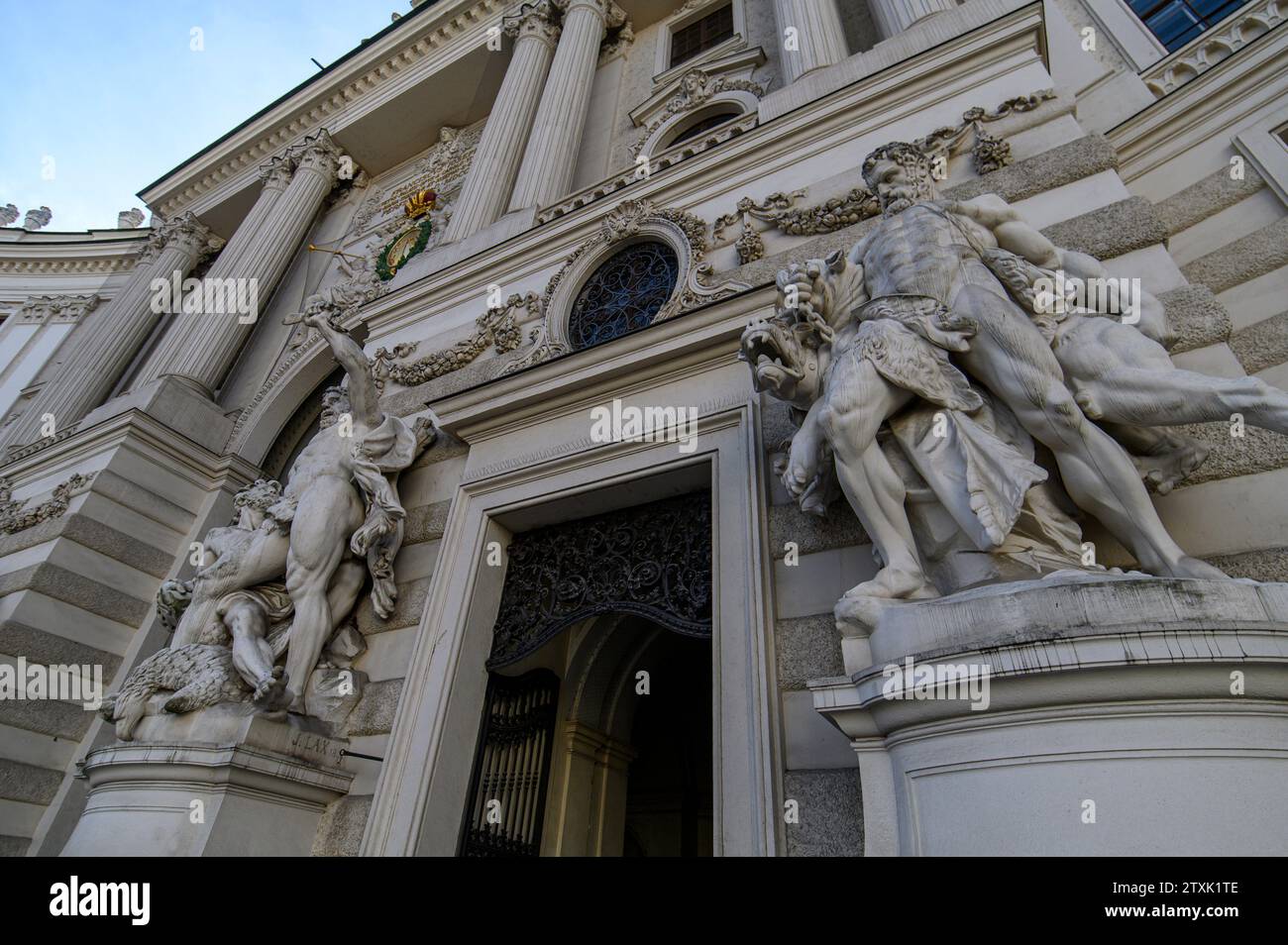 Vienne, Autriche. Statues baroques sur la porte d'entrée de l'aile Saint-Michel du palais Hofburg sur la Michaelerplatz à Vienne Banque D'Images