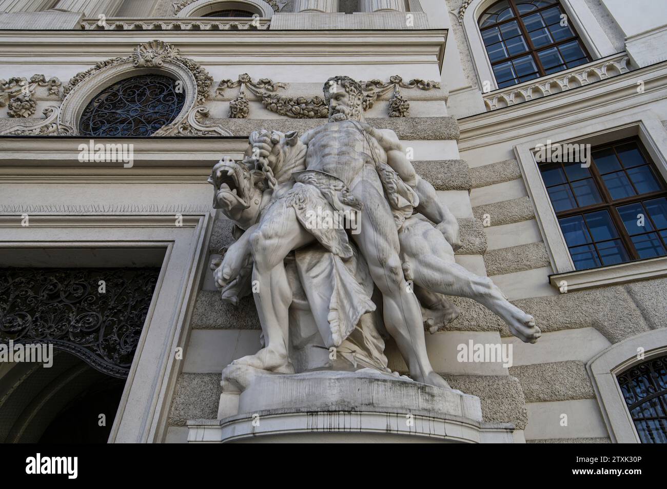 Vienne, Autriche. Statues baroques sur la porte d'entrée de l'aile Saint-Michel du palais Hofburg sur la Michaelerplatz à Vienne Banque D'Images