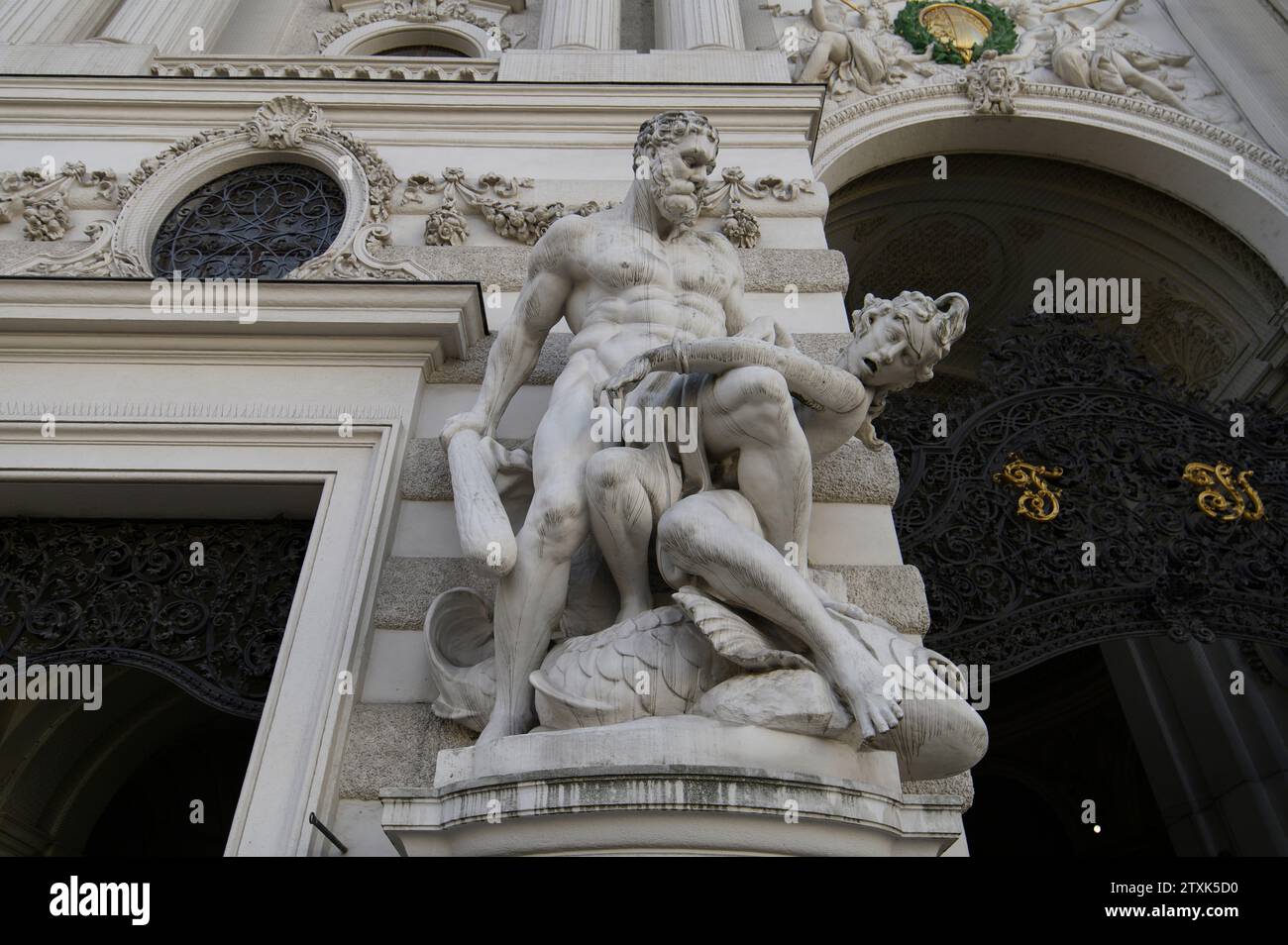 Vienne, Autriche. Statues baroques sur la porte d'entrée de l'aile Saint-Michel du palais Hofburg sur la Michaelerplatz à Vienne Banque D'Images