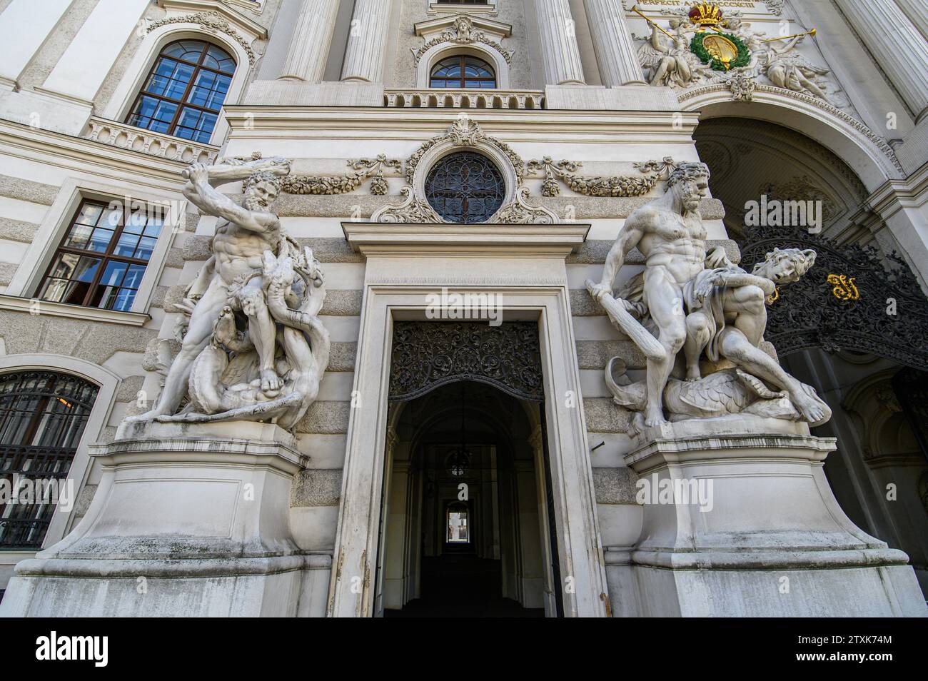 Vienne, Autriche. Statues baroques sur la porte d'entrée de l'aile Saint-Michel du palais Hofburg sur la Michaelerplatz à Vienne Banque D'Images