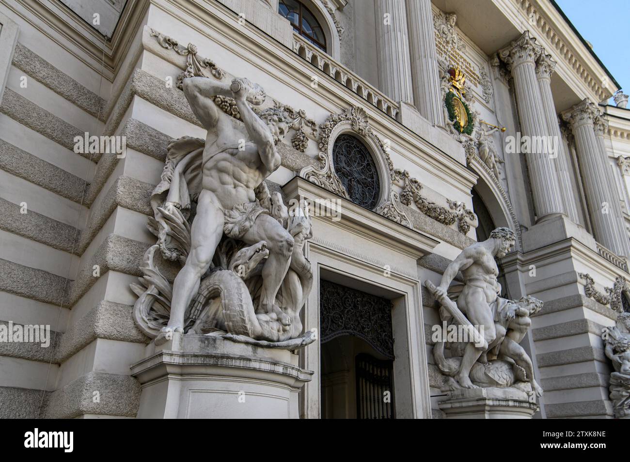Vienne, Autriche. Statues baroques sur la porte d'entrée de l'aile Saint-Michel du palais Hofburg sur la Michaelerplatz à Vienne Banque D'Images