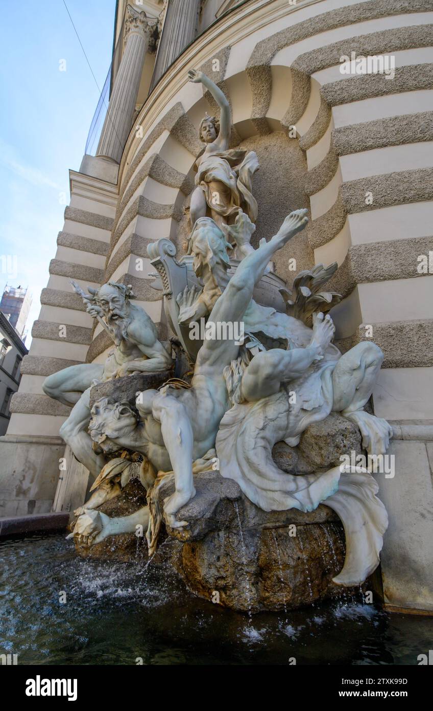 Vienne, Autriche. Statues baroques sur la porte d'entrée de l'aile Saint-Michel du palais Hofburg sur la Michaelerplatz à Vienne Banque D'Images