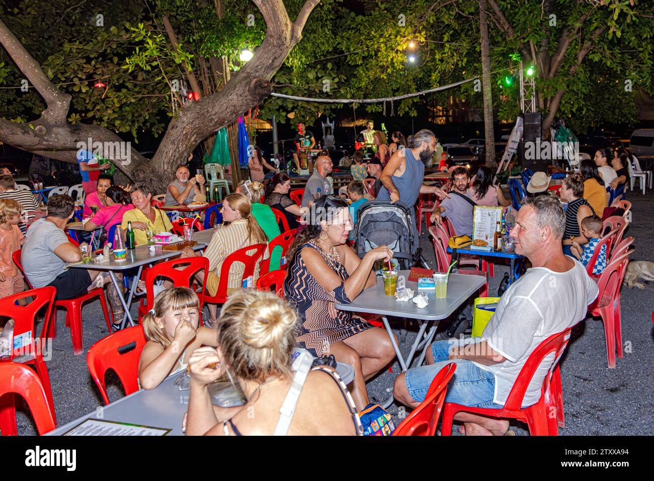 Touristes buvant dans un bar en plein air, Fishermans Village, Bo Phut, Ko Samui, Thaïlande Banque D'Images