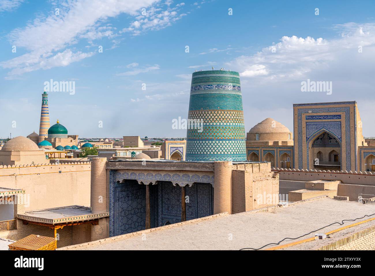Porte ouest, porte père, ichon qala, Khiva, Ouzbékistan. Photo de coucher de soleil prise depuis le mur de la ville Banque D'Images