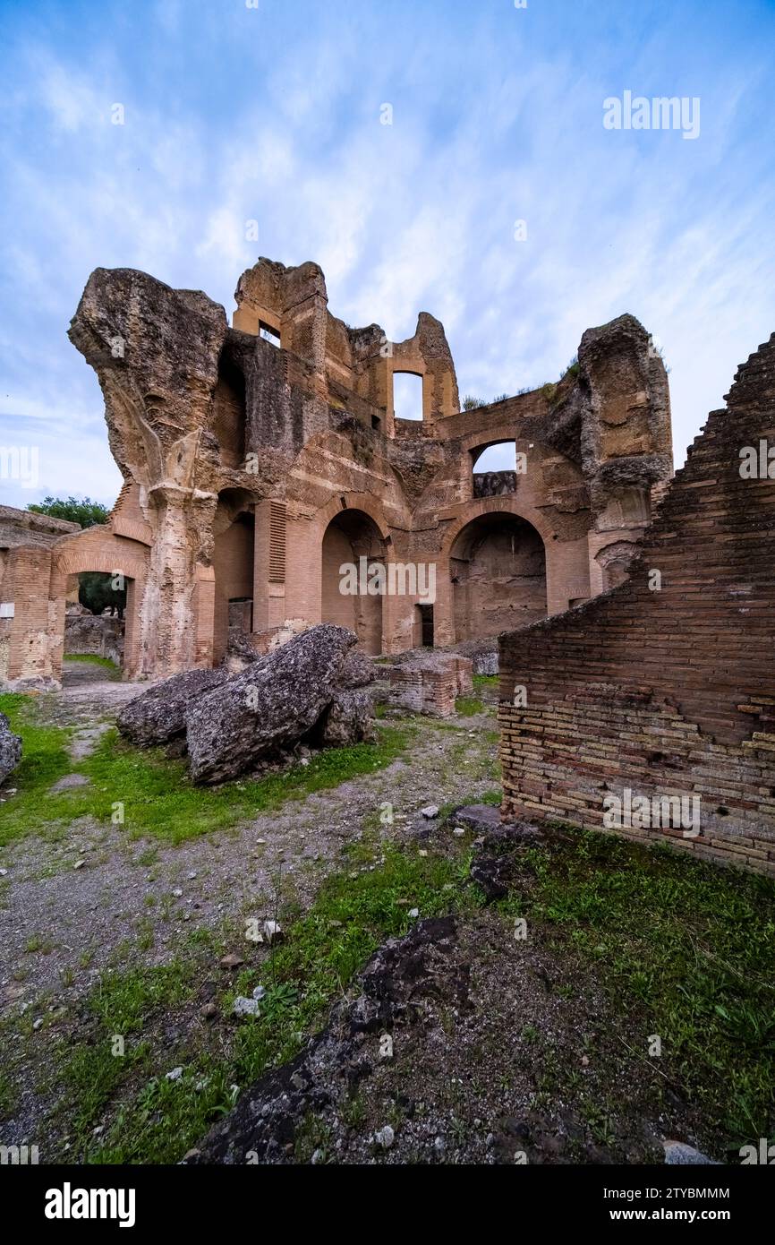 Cortile delle biblioteche dans la villa d'Hadrien, Villa Adriana, reste d'un grand complexe de villas construit autour de 121 AD par l'empereur romain Hadrien. Banque D'Images