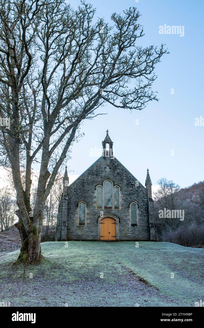 Église Fasnakyle dans le gel. Glen Affric, Highlands, Écosse Banque D'Images