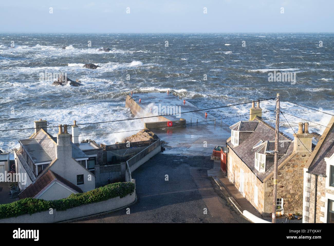Findochty défenses maritimes le long de la côte avec une mer turbulente. Findochty, Moray, Écosse Banque D'Images