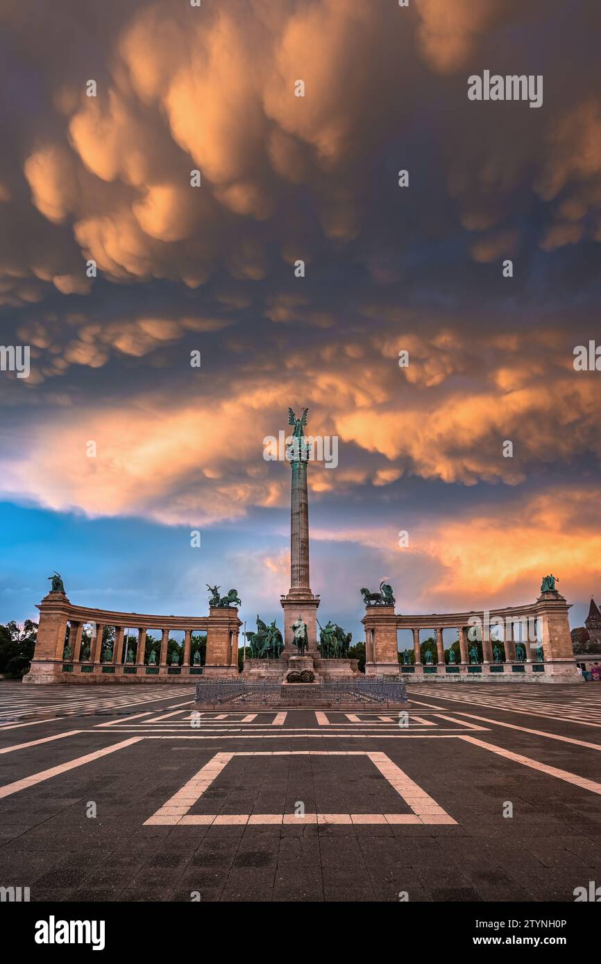 Budapest, Hongrie - des mammatus uniques survoguent le monument du millénaire de la place des héros à Budapest après un orage violent au coucher du soleil de l'après-midi d'été Banque D'Images