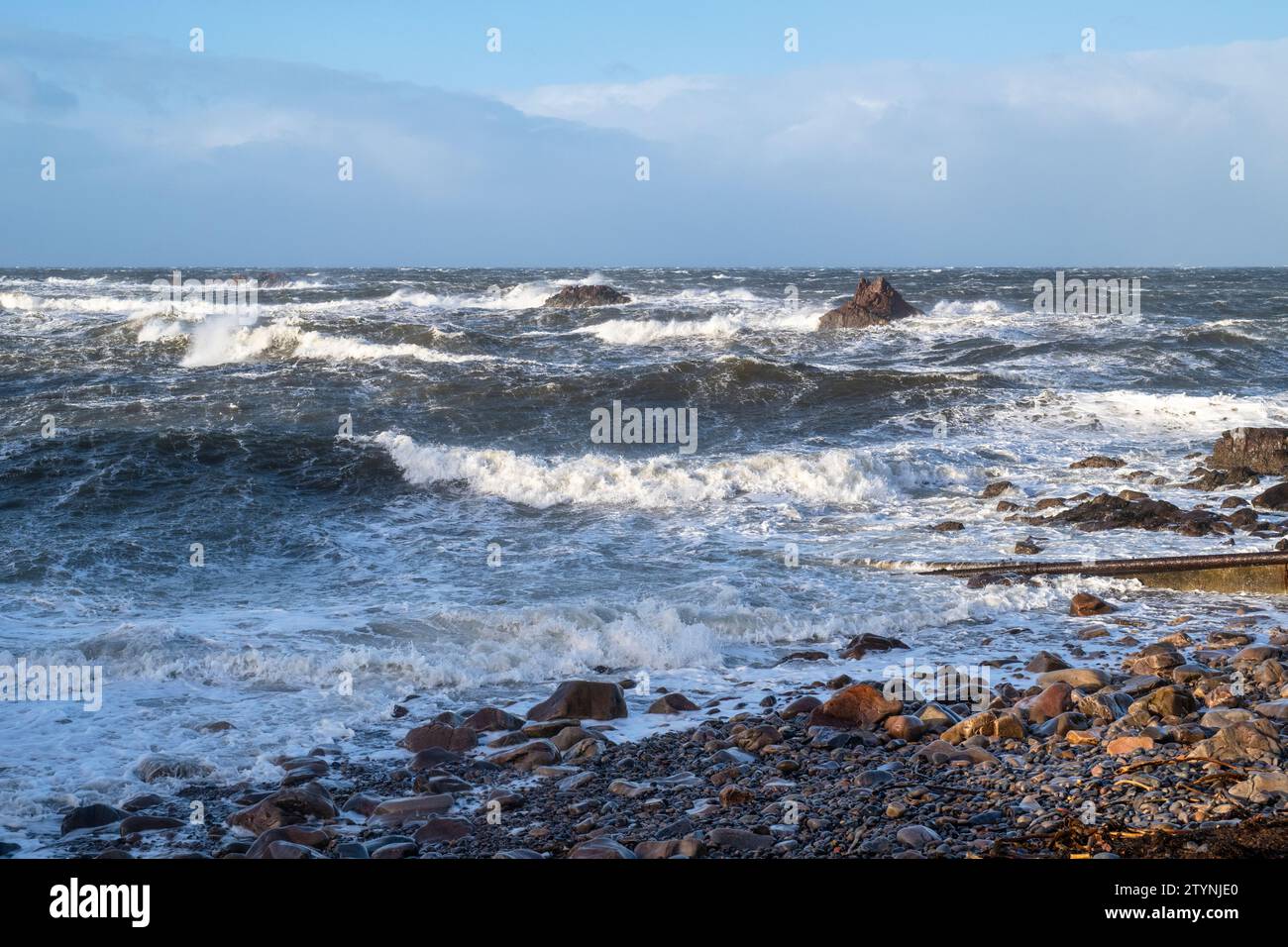 Mer agitée dans la baie de Findochty. Morayshire, Écosse Banque D'Images