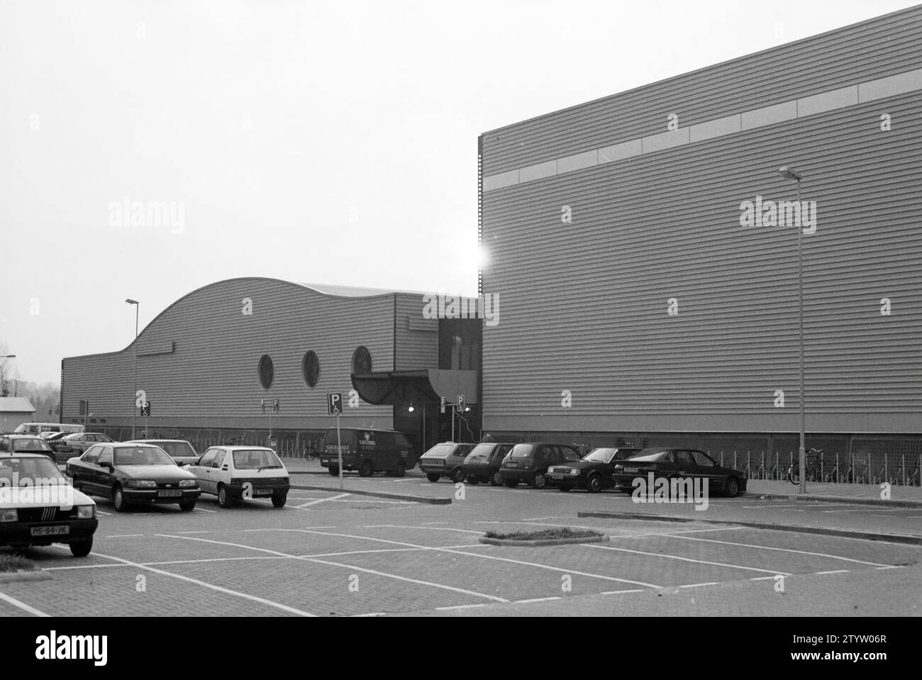 CIO extérieurs, Kennemer Sportcenter, IJsbaanlaan 4a, Haarlem. CIO signifie Central Institute for Training Sports leaders., Haarlem, IJsbaanlaan, pays-Bas, 01-11-1993, Whizgle nouvelles du passé, adaptées à l'avenir. Explorez les récits historiques, l'image de l'agence néerlandaise avec une perspective moderne, comblant le fossé entre les événements d'hier et les perspectives de demain. Un voyage intemporel façonnant les histoires qui façonnent notre avenir. Banque D'Images