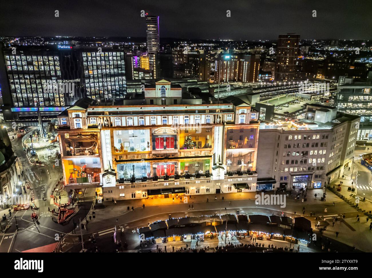 Une installation artistique Magical Night est projetée sur le Queens Hotel à Leeds. L'animation d'Onionlab raconte l'histoire d'un homme en pain d'épice qui saute de fenêtre en fenêtre de l'hôtel. Date de la photo : mercredi 20 décembre 2023. Banque D'Images