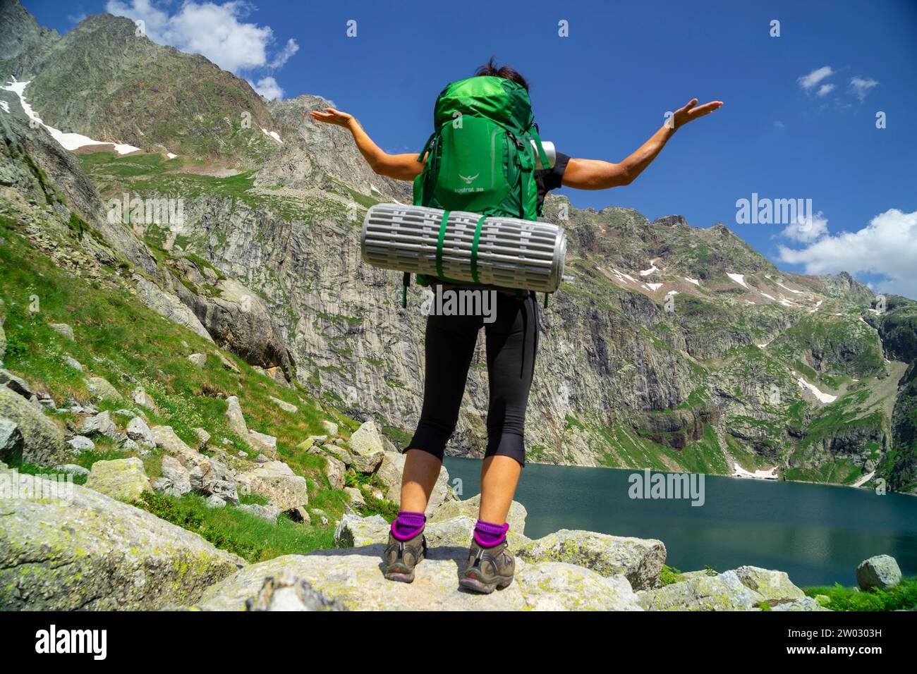 trekker, lago de Caillouas, Gourgs blancs, cordillera de los Pirineos, France Banque D'Images